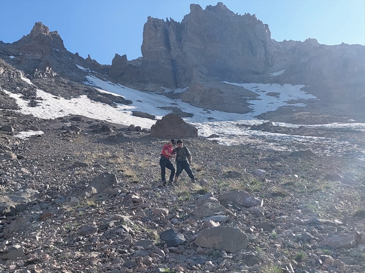 Erciyes Dağı'nda mahsur kalan dağcı kurtarıldı - Görsel 1