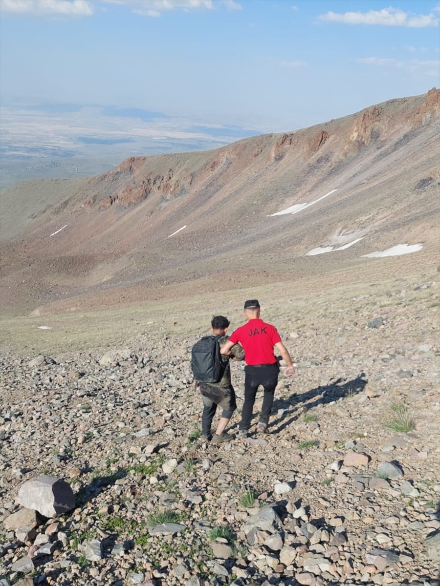 Erciyes Dağı'nda mahsur kalan dağcı kurtarıldı - Görsel 2