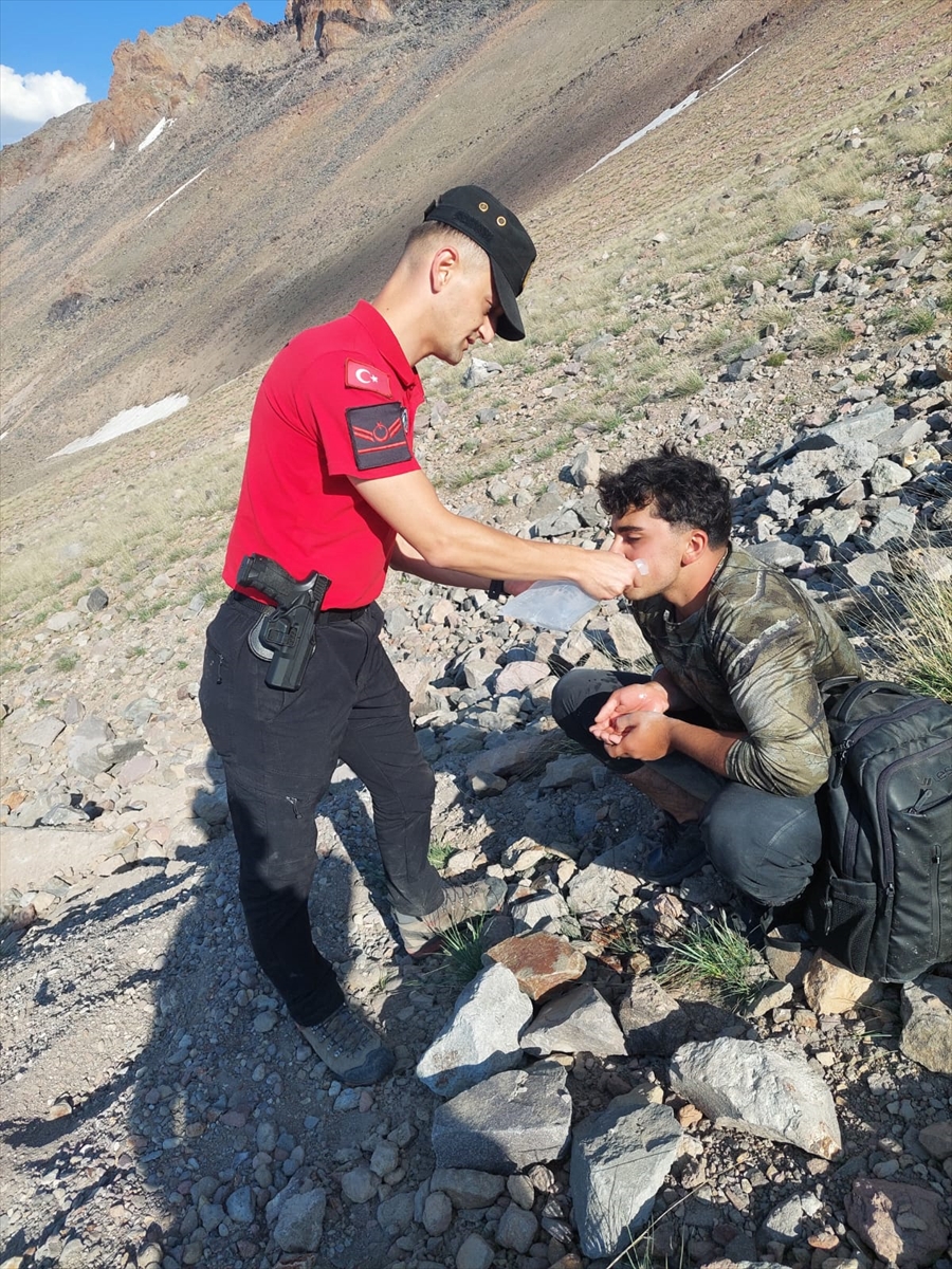 Erciyes Dağı'nda mahsur kalan dağcı kurtarıldı - Görsel 3