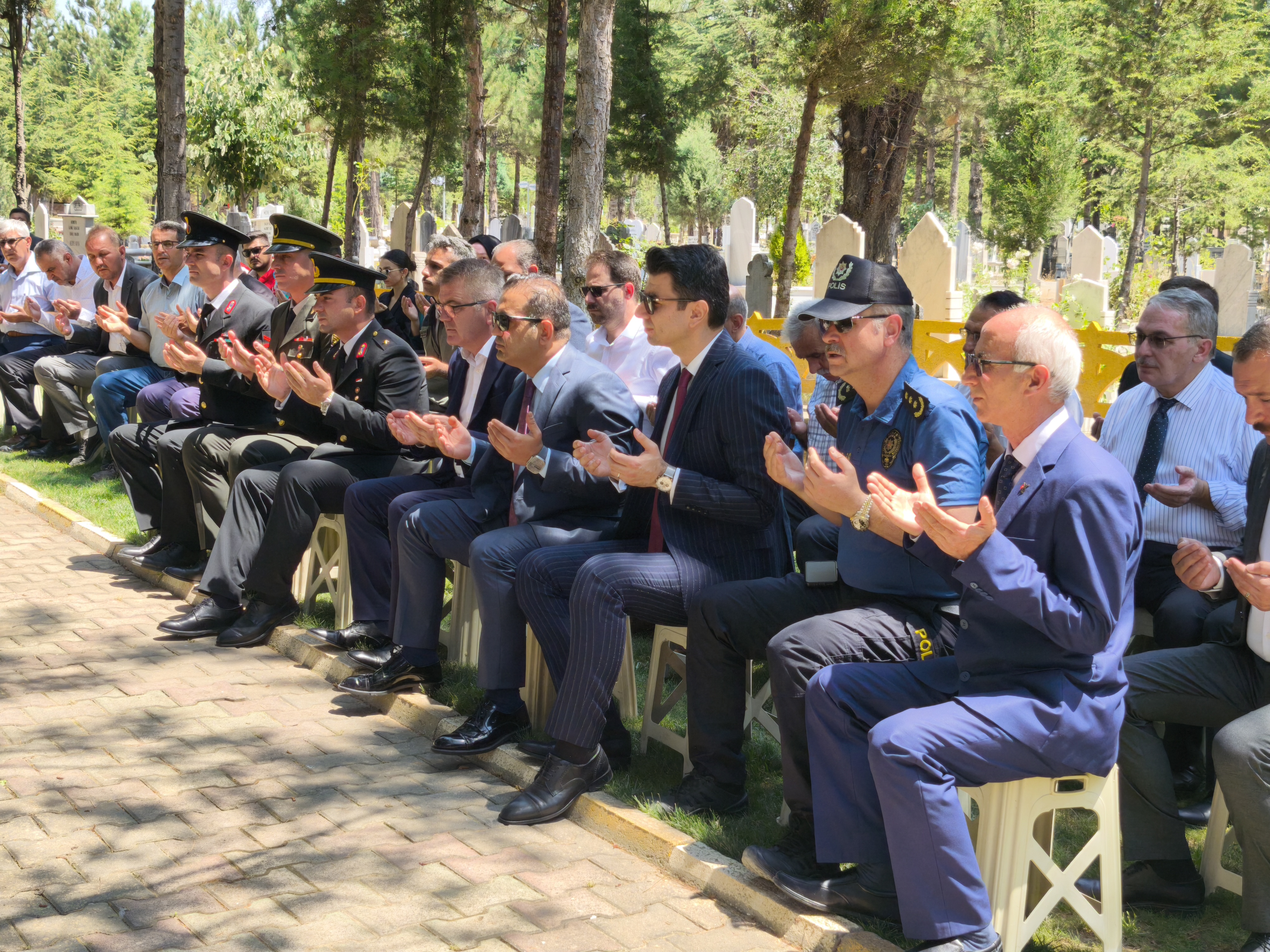 Seydişehir'de 15 Temmuz Şehitleri Anıldı: Kuran, Mevlid ve Çiçeklerle Yâd Edildi - Görsel 1