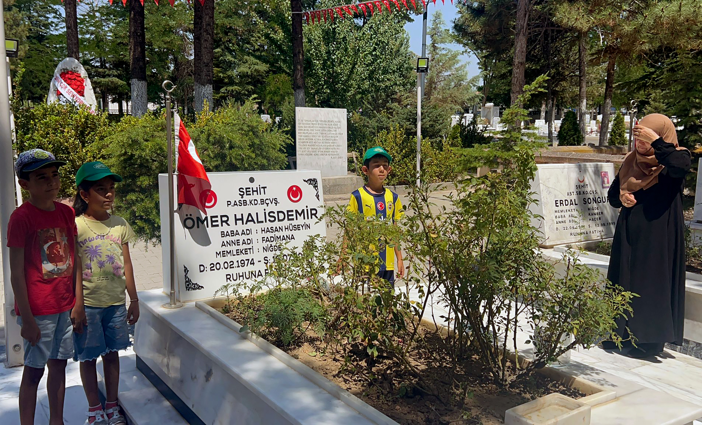 Şehadetinin 9’uncu yılında Ömer Halisdemir’in kabrine ziyaretçi akını - Görsel 1
