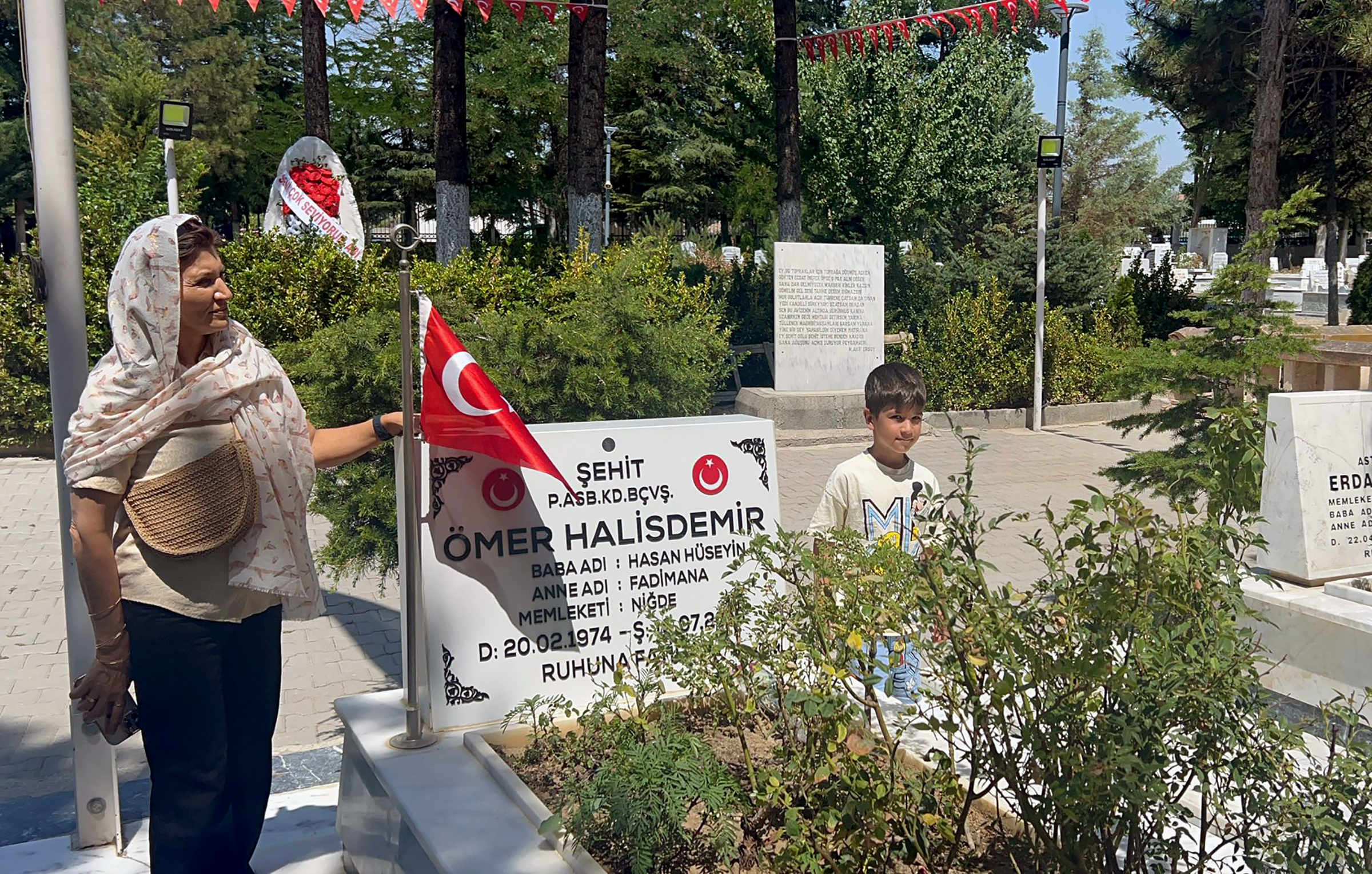 Şehadetinin 9’uncu yılında Ömer Halisdemir’in kabrine ziyaretçi akını - Görsel 2