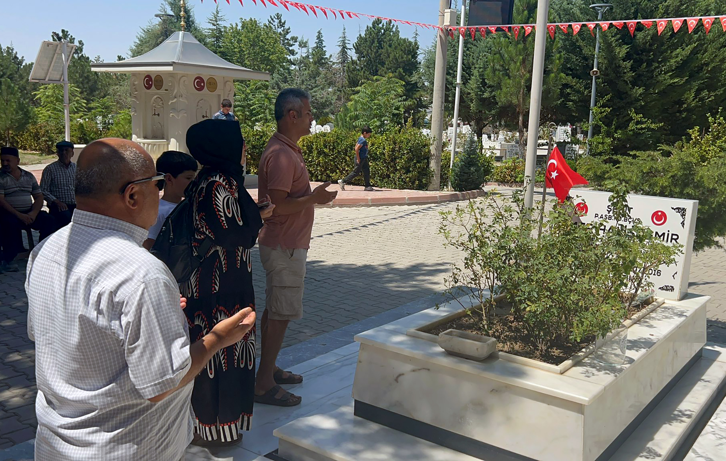 Şehadetinin 9’uncu yılında Ömer Halisdemir’in kabrine ziyaretçi akını - Görsel 3