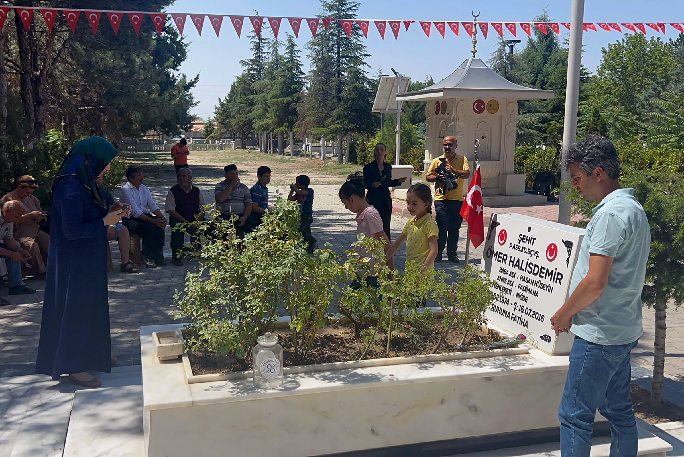 Şehadetinin 9’uncu yılında Ömer Halisdemir’in kabrine ziyaretçi akını - Görsel 5