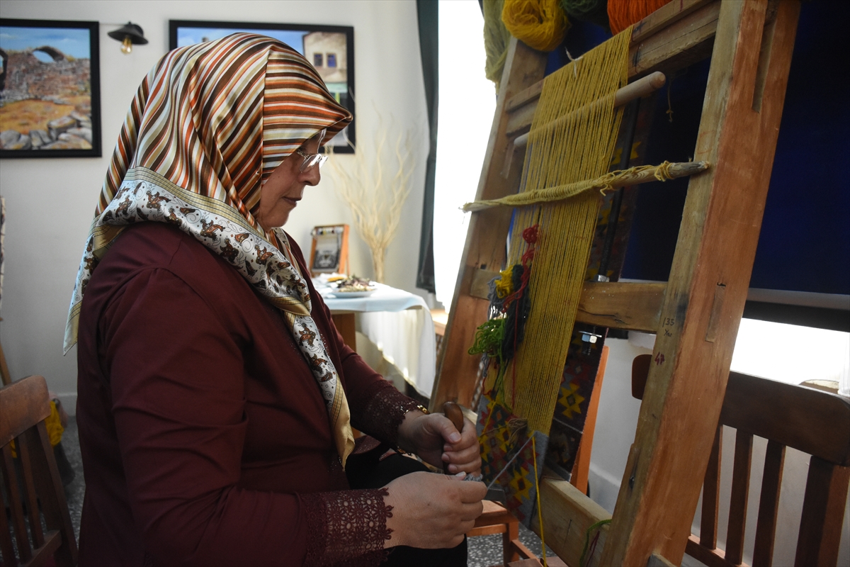 Köyünün coğrafi işaretli halısını gelecek kuşaklara aktarabilmek için mücadele ediyor - Görsel 1