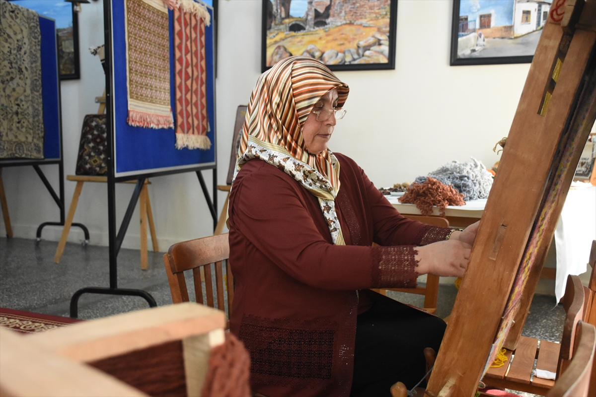 Köyünün coğrafi işaretli halısını gelecek kuşaklara aktarabilmek için mücadele ediyor - Görsel 2