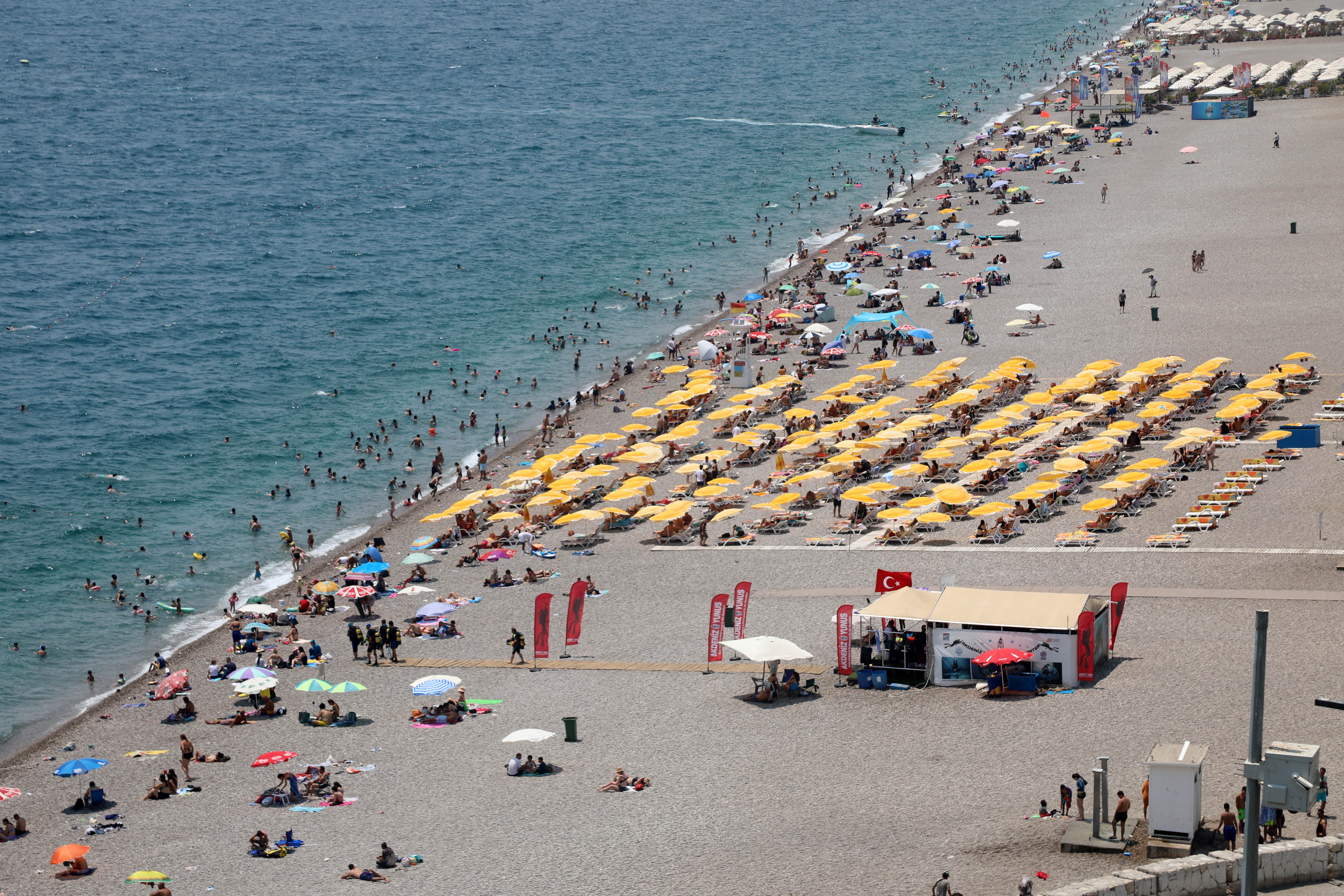 Antalya'da hissedilen sıcaklık 44 dereceyi bulunca sahiller doldu - Görsel 1