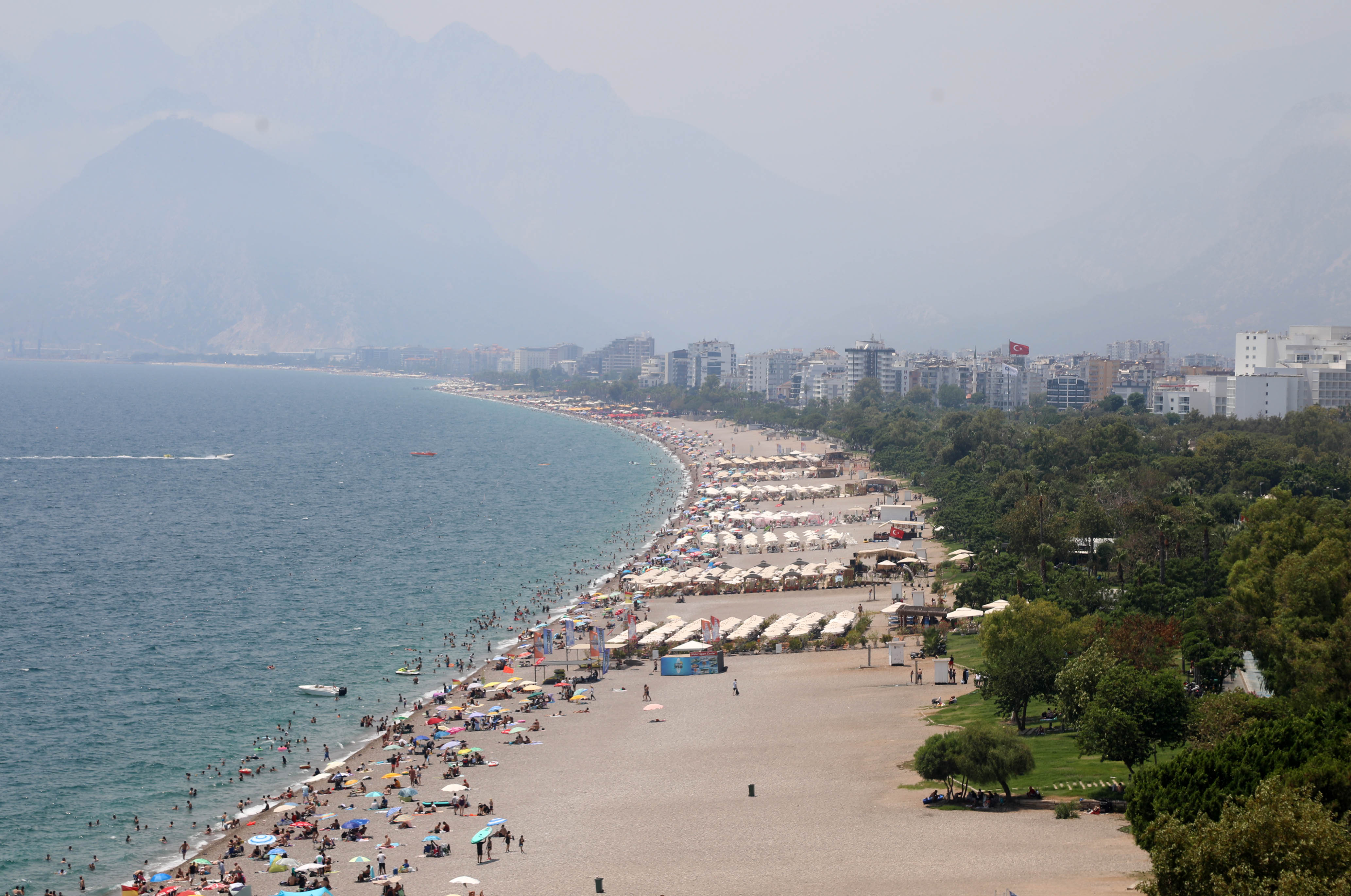 Antalya'da hissedilen sıcaklık 44 dereceyi bulunca sahiller doldu - Görsel 2
