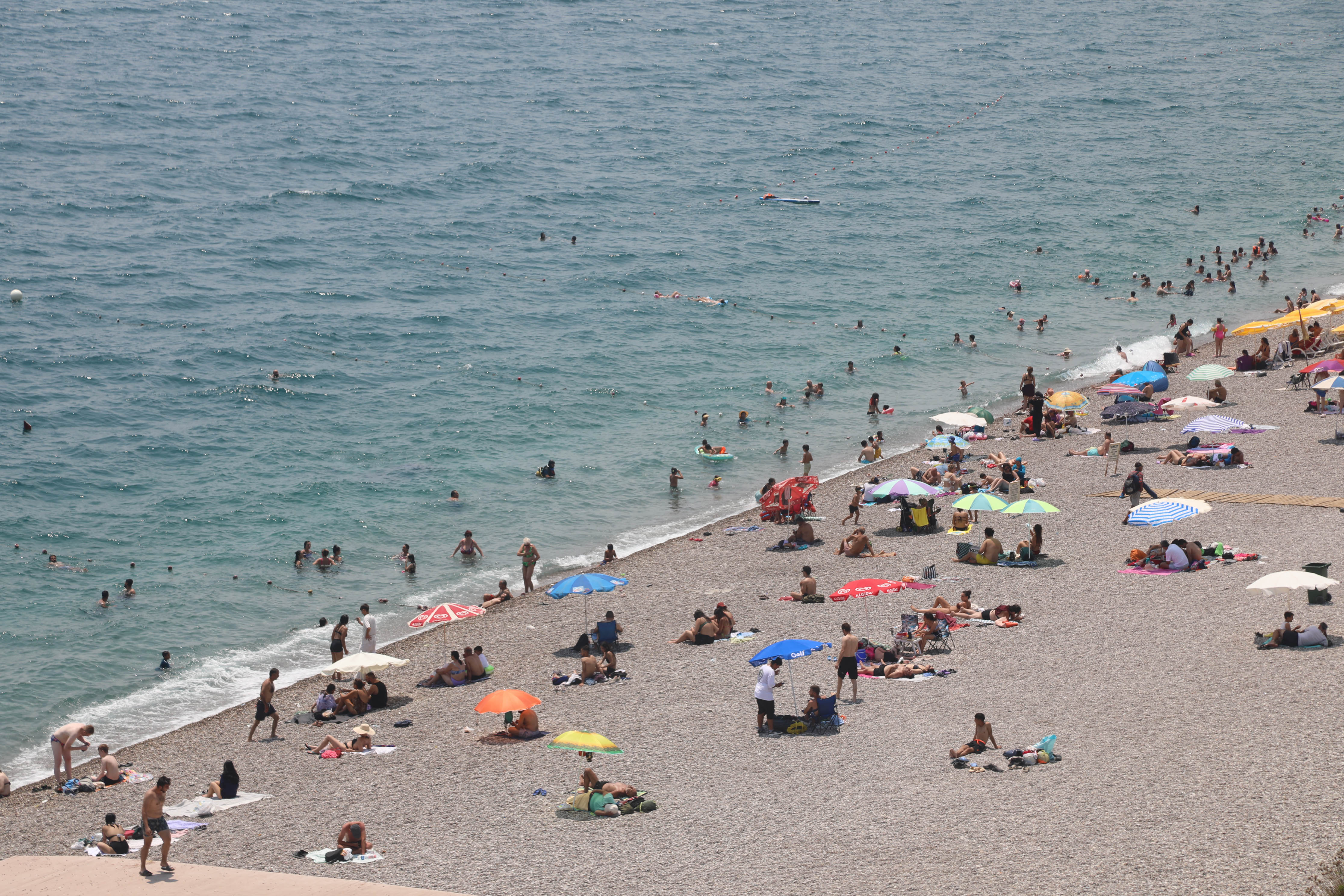 Antalya'da hissedilen sıcaklık 44 dereceyi bulunca sahiller doldu - Görsel 3