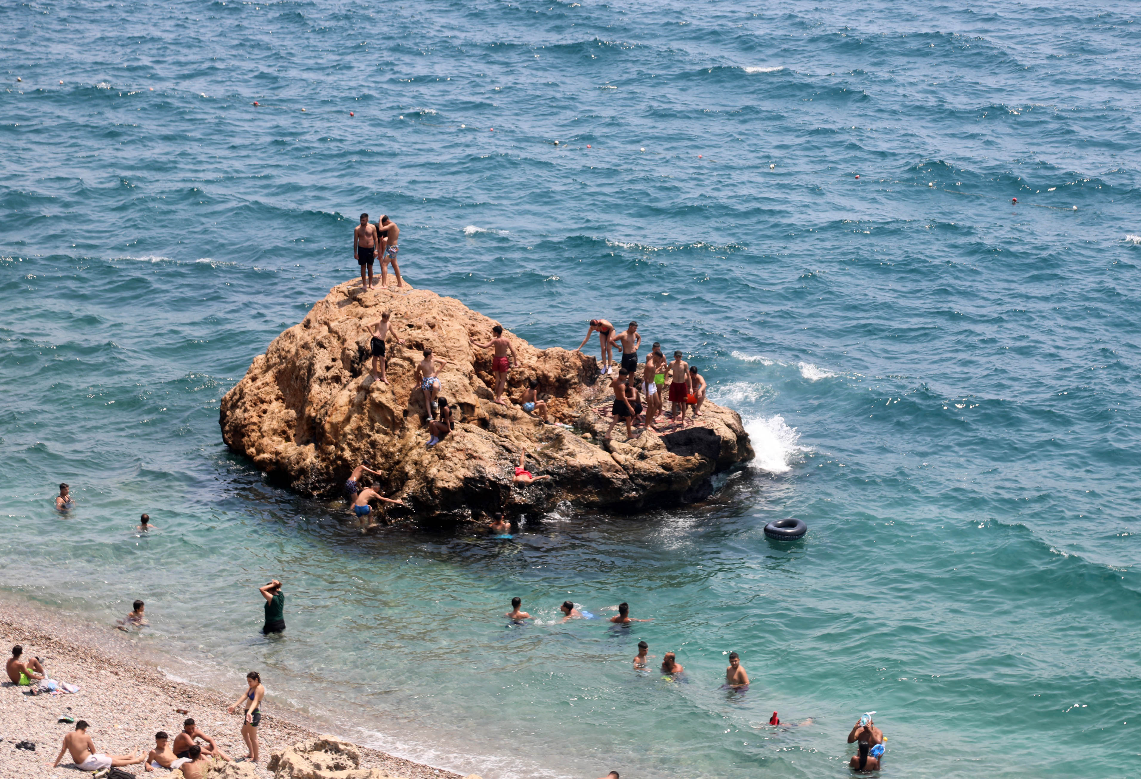 Antalya'da hissedilen sıcaklık 44 dereceyi bulunca sahiller doldu - Görsel 4