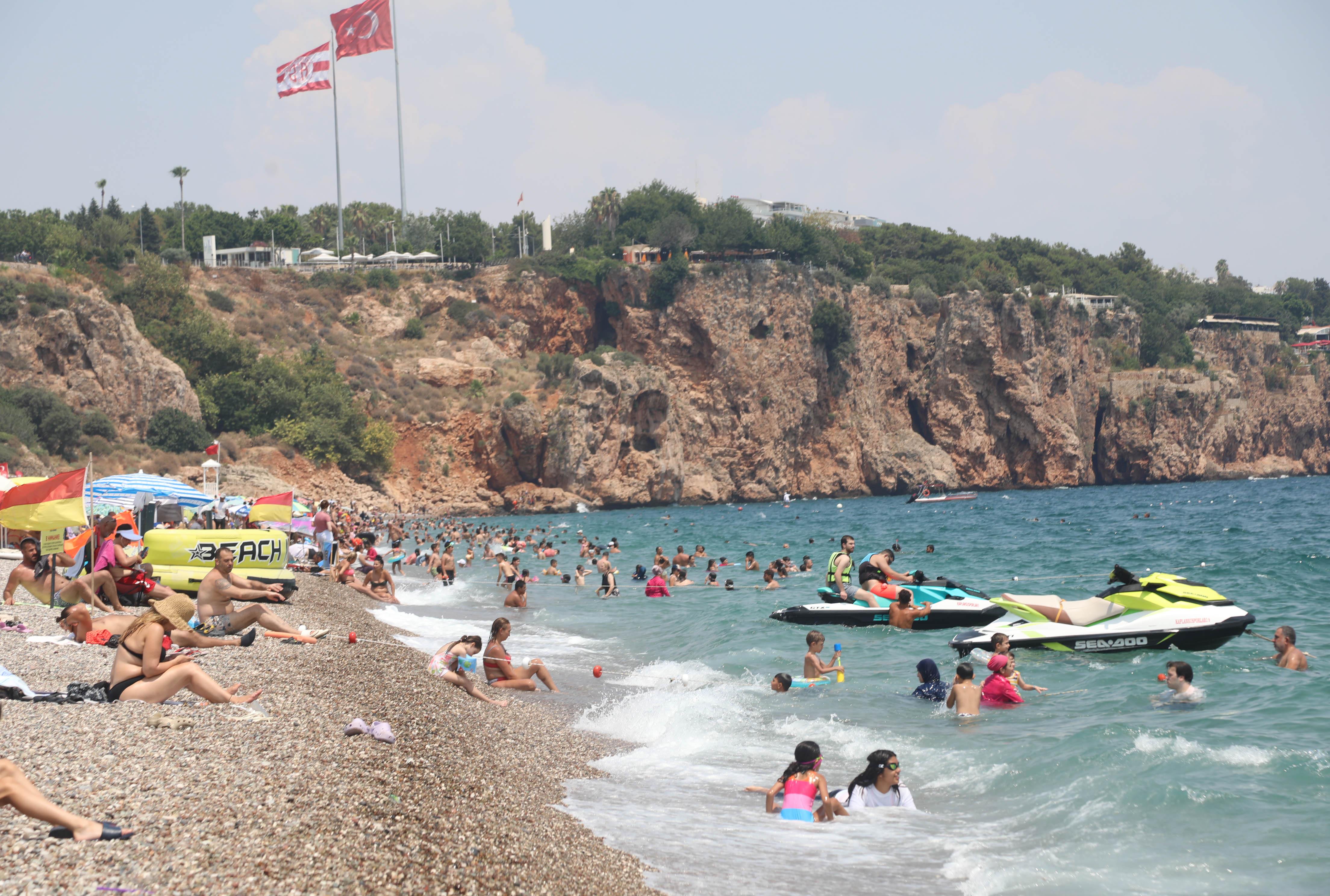 Antalya'da hissedilen sıcaklık 44 dereceyi bulunca sahiller doldu - Görsel 5