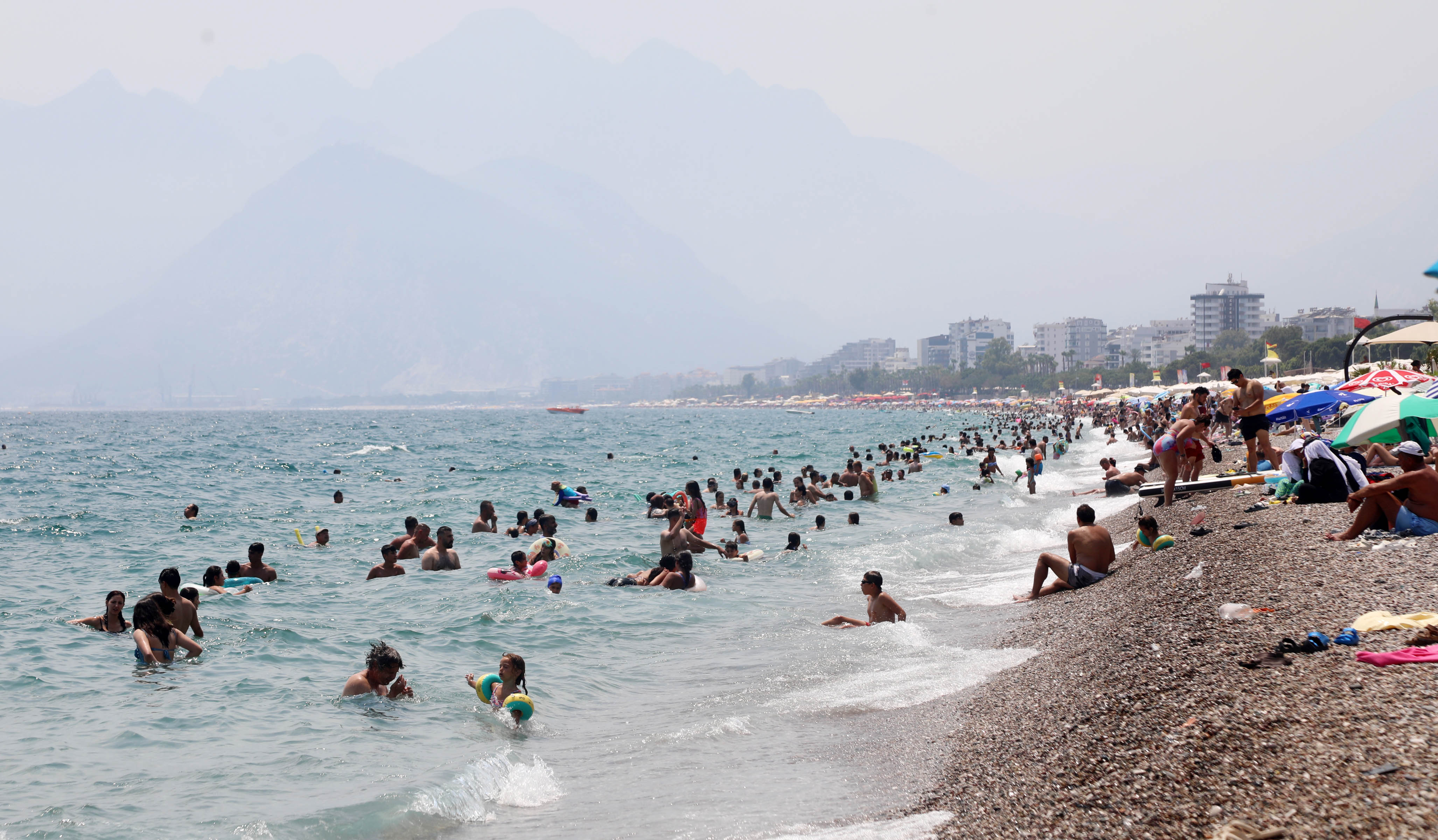 Antalya'da hissedilen sıcaklık 44 dereceyi bulunca sahiller doldu - Görsel 6