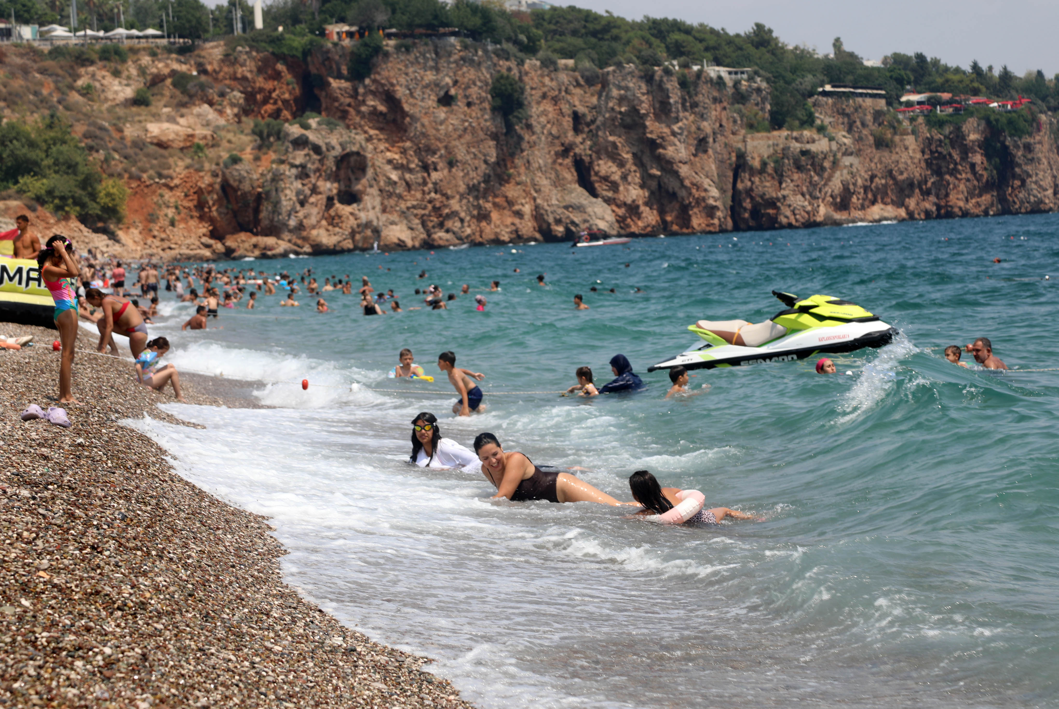 Antalya'da hissedilen sıcaklık 44 dereceyi bulunca sahiller doldu - Görsel 7