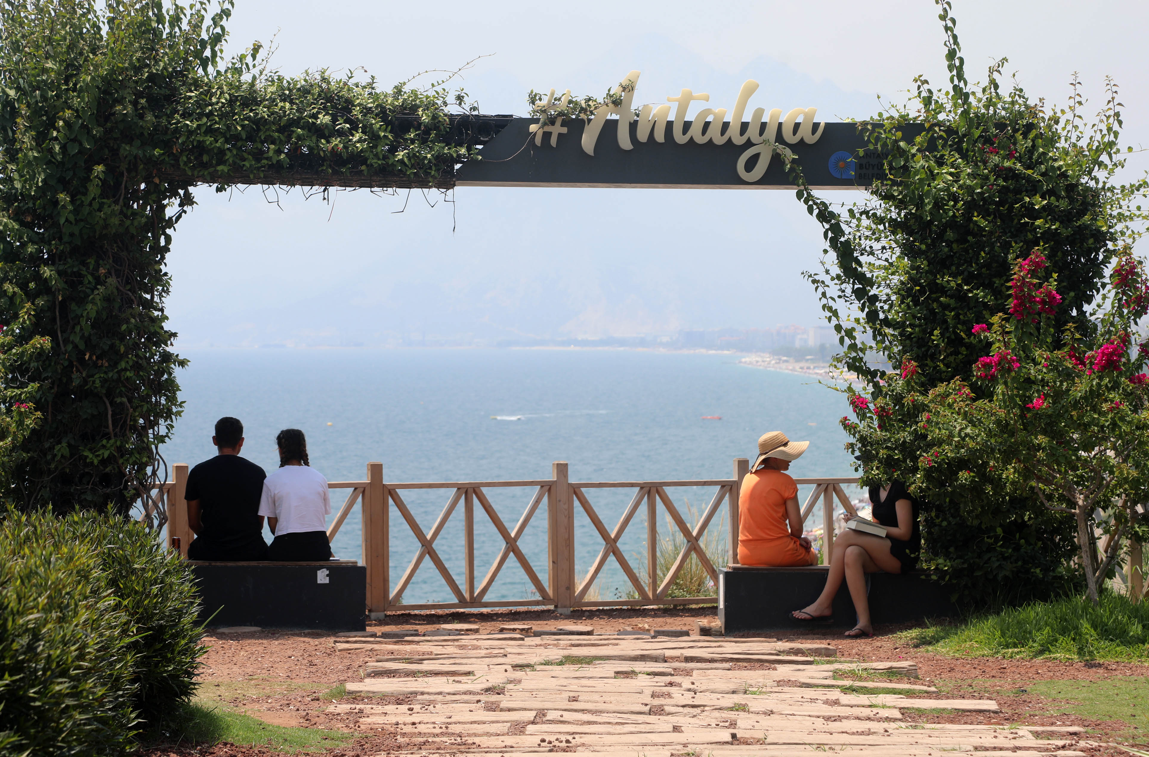 Antalya'da hissedilen sıcaklık 44 dereceyi bulunca sahiller doldu - Görsel 8