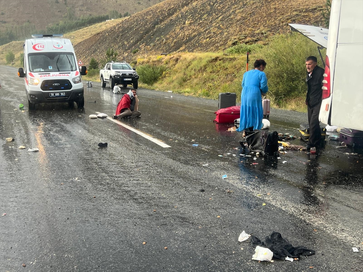 Sivas'ta feci kazada otobüs devrildi: İlk belirlemelere göre; üç ölü, 24 yaralı - Görsel 1