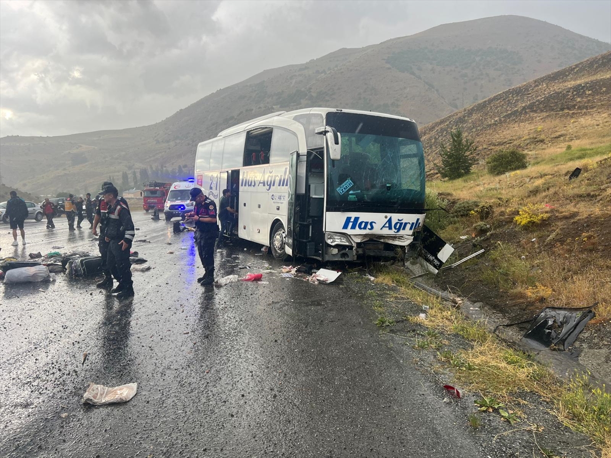 Sivas'ta feci kazada otobüs devrildi: İlk belirlemelere göre; üç ölü, 24 yaralı - Görsel 2