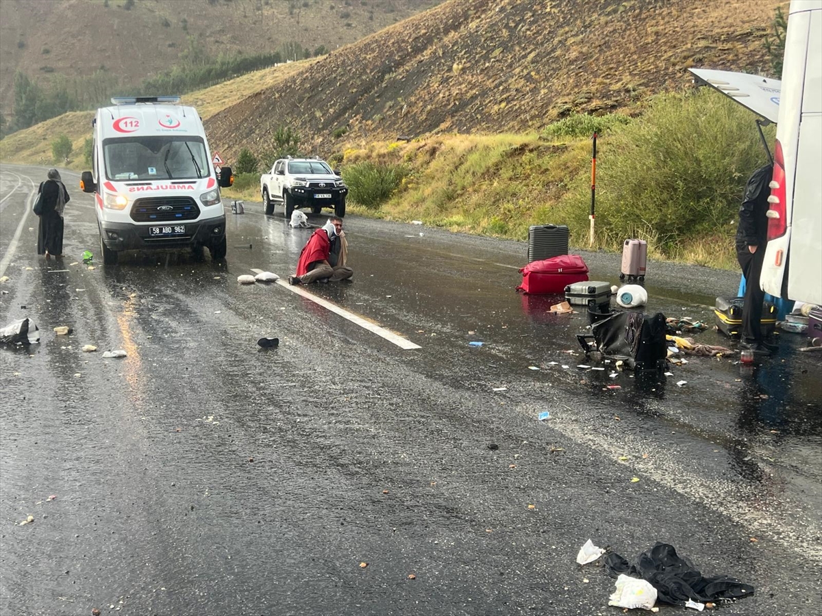 Sivas'ta feci kazada otobüs devrildi: İlk belirlemelere göre; üç ölü, 24 yaralı - Görsel 3