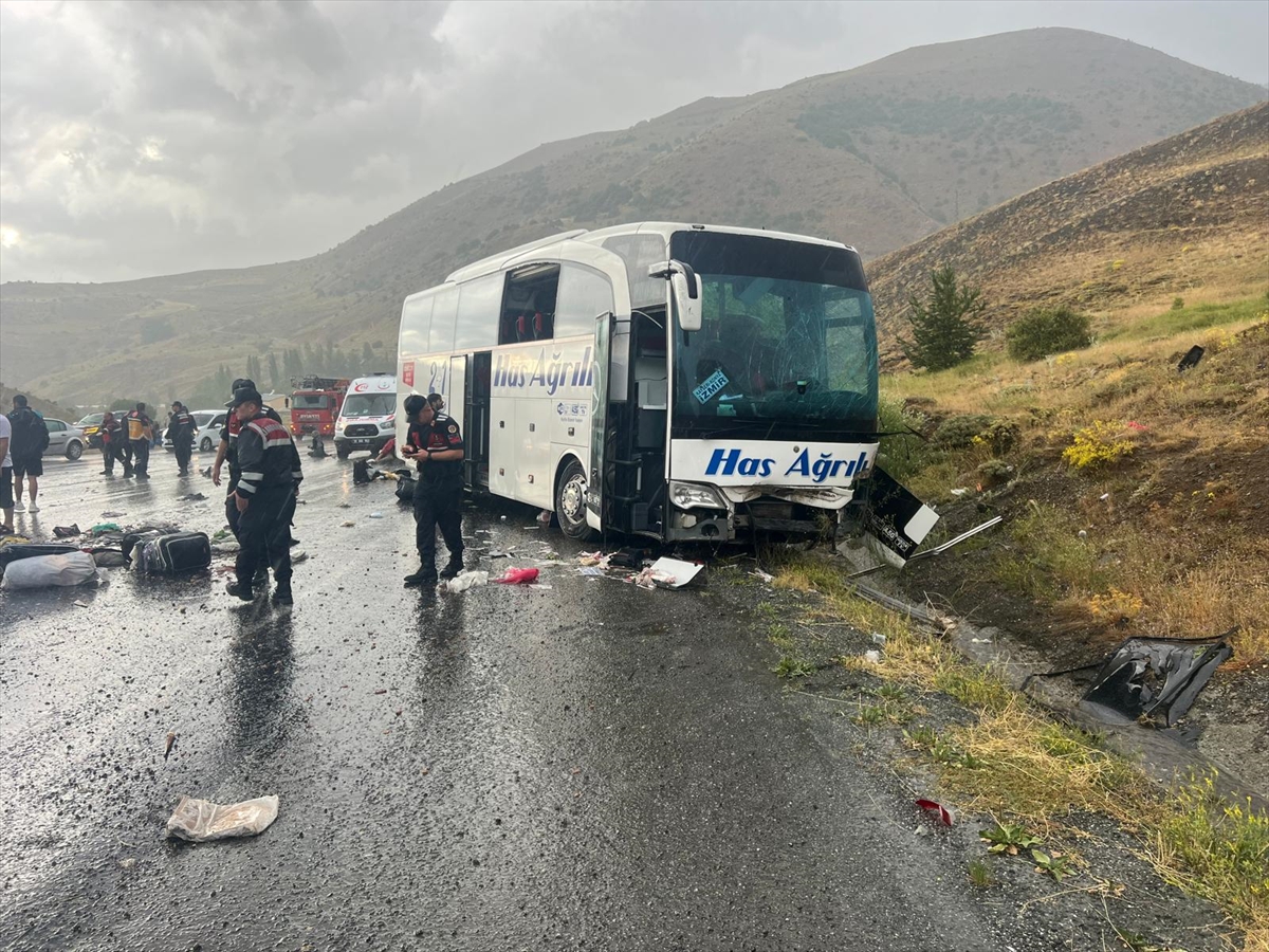 Sivas'ta feci kazada otobüs devrildi: İlk belirlemelere göre; üç ölü, 24 yaralı - Görsel 4