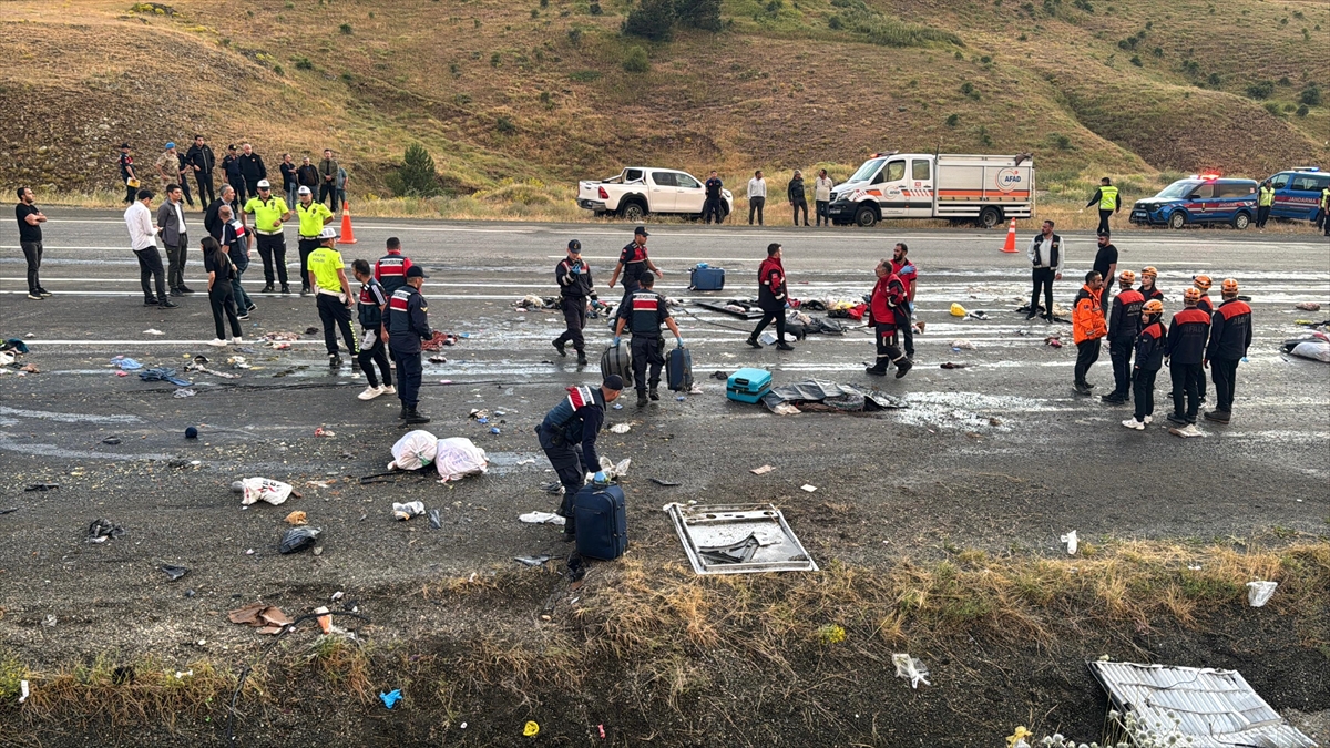 Sivas'ta feci kazada otobüs devrildi: İlk belirlemelere göre; üç ölü, 24 yaralı - Görsel 5