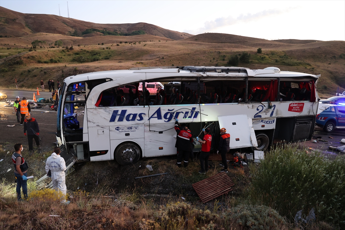 Sivas'ta feci kazada otobüs devrildi: İlk belirlemelere göre; üç ölü, 24 yaralı - Görsel 7