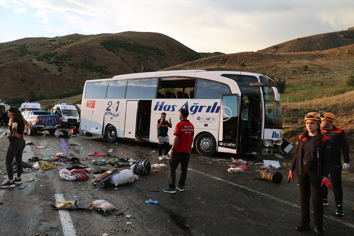 Sivas'ta feci kazada otobüs devrildi: İlk belirlemelere göre; üç ölü, 24 yaralı - Görsel 8