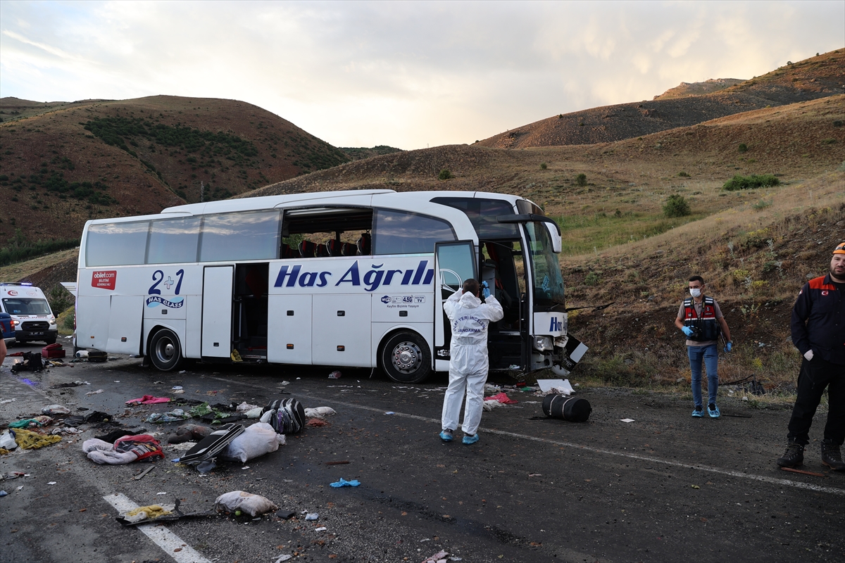 Sivas'ta feci kazada otobüs devrildi: İlk belirlemelere göre; üç ölü, 24 yaralı - Görsel 9