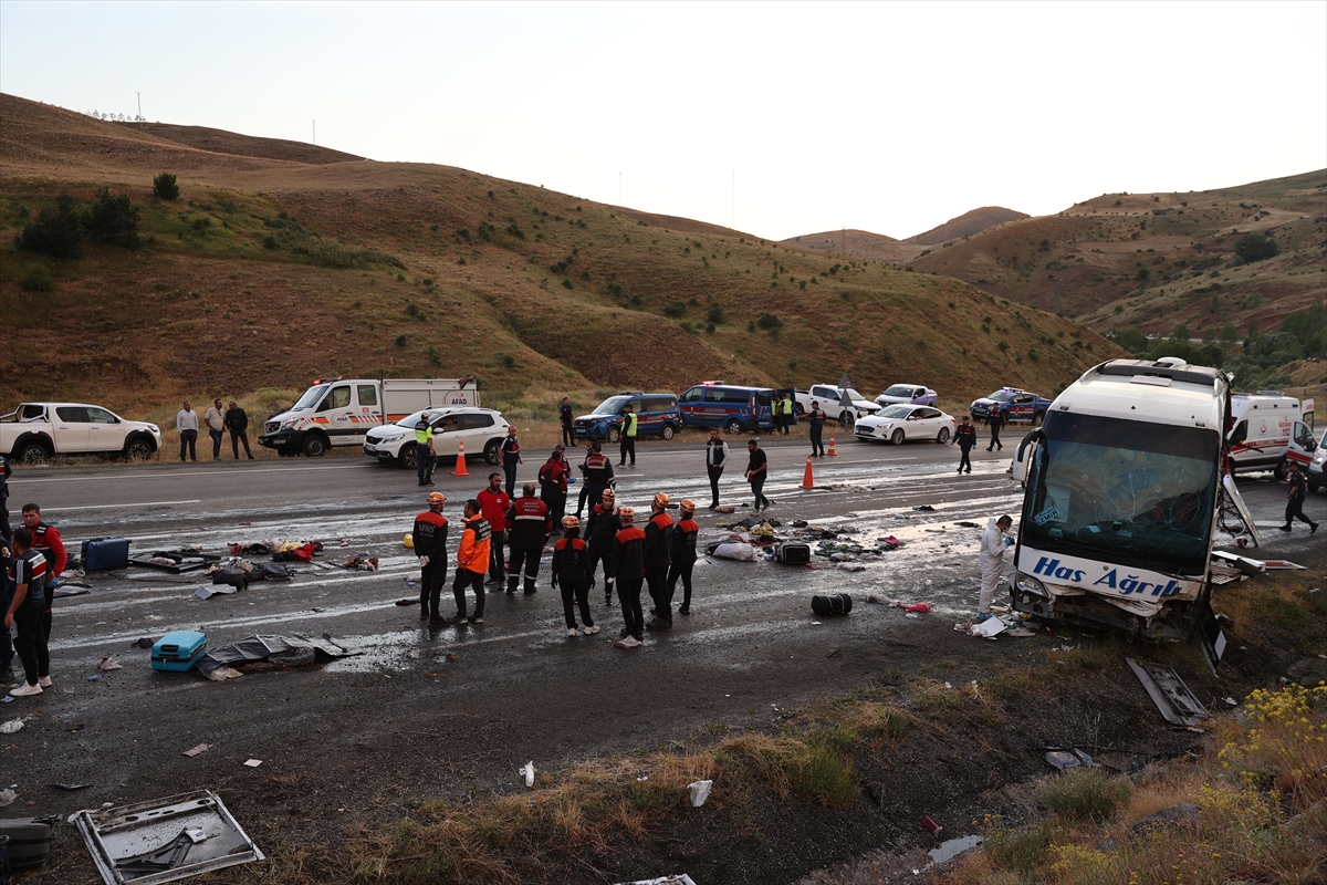 Sivas'ta feci kazada otobüs devrildi: İlk belirlemelere göre; üç ölü, 24 yaralı - Görsel 10