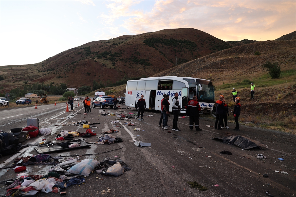 Sivas'ta feci kazada otobüs devrildi: İlk belirlemelere göre; üç ölü, 24 yaralı - Görsel 11