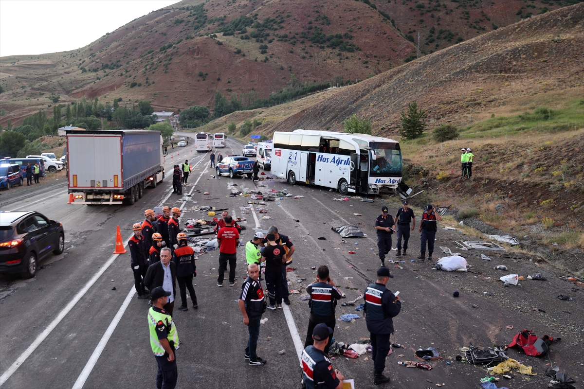 Sivas'ta feci kazada otobüs devrildi: İlk belirlemelere göre; üç ölü, 24 yaralı - Görsel 12