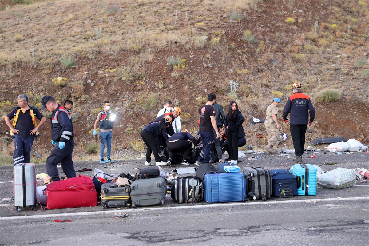 Sivas'ta feci kazada otobüs devrildi: İlk belirlemelere göre; üç ölü, 24 yaralı - Görsel 14