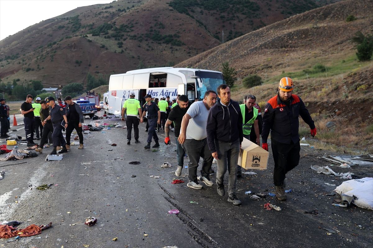 Sivas'ta feci kazada otobüs devrildi: İlk belirlemelere göre; üç ölü, 24 yaralı - Görsel 15