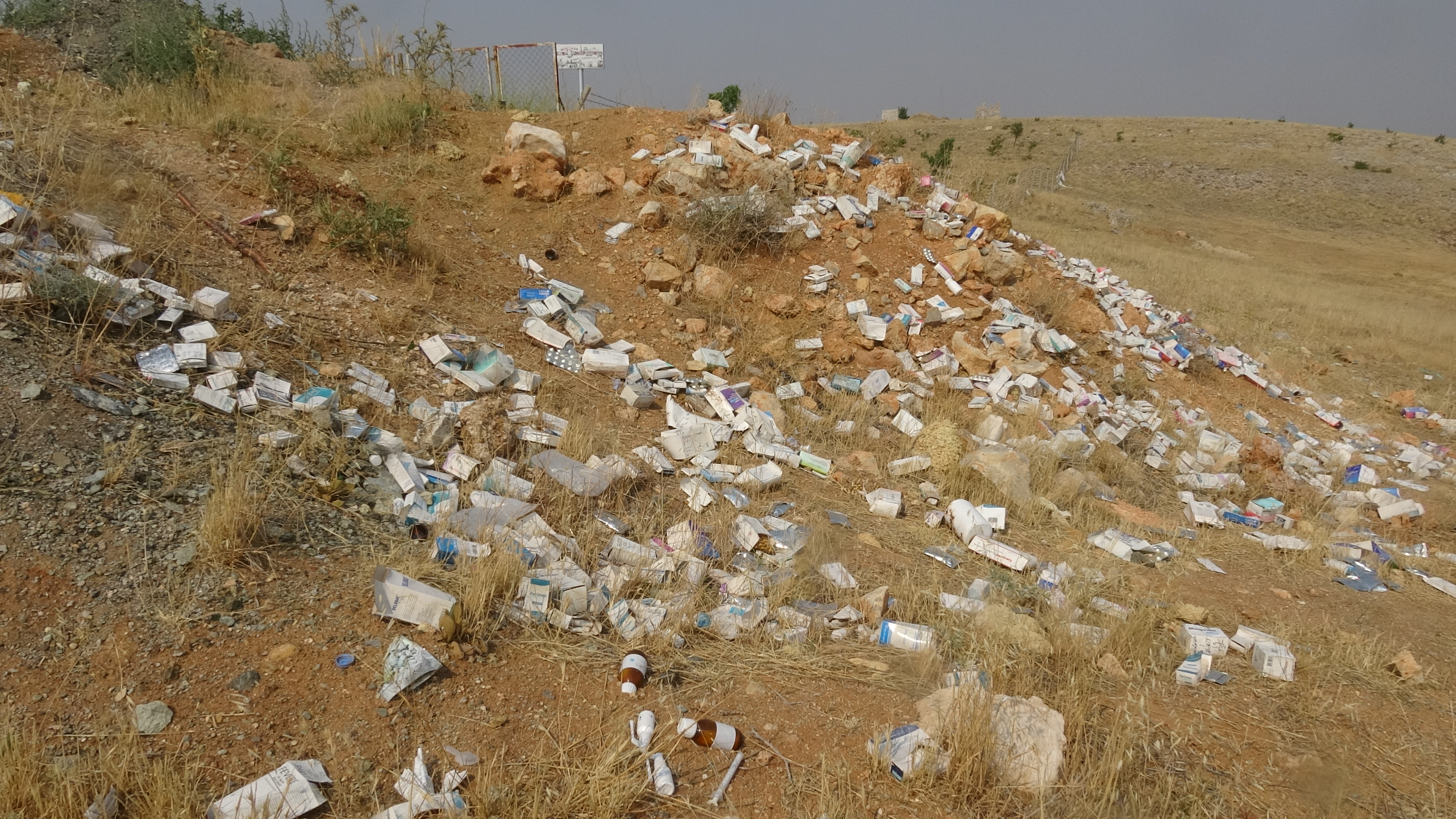 Konya-Seydişehir Yolunda Şok Edici Manzara: Kutular Dolusu İlaç Doğaya Atılmış Halde Bulundu - Görsel 1