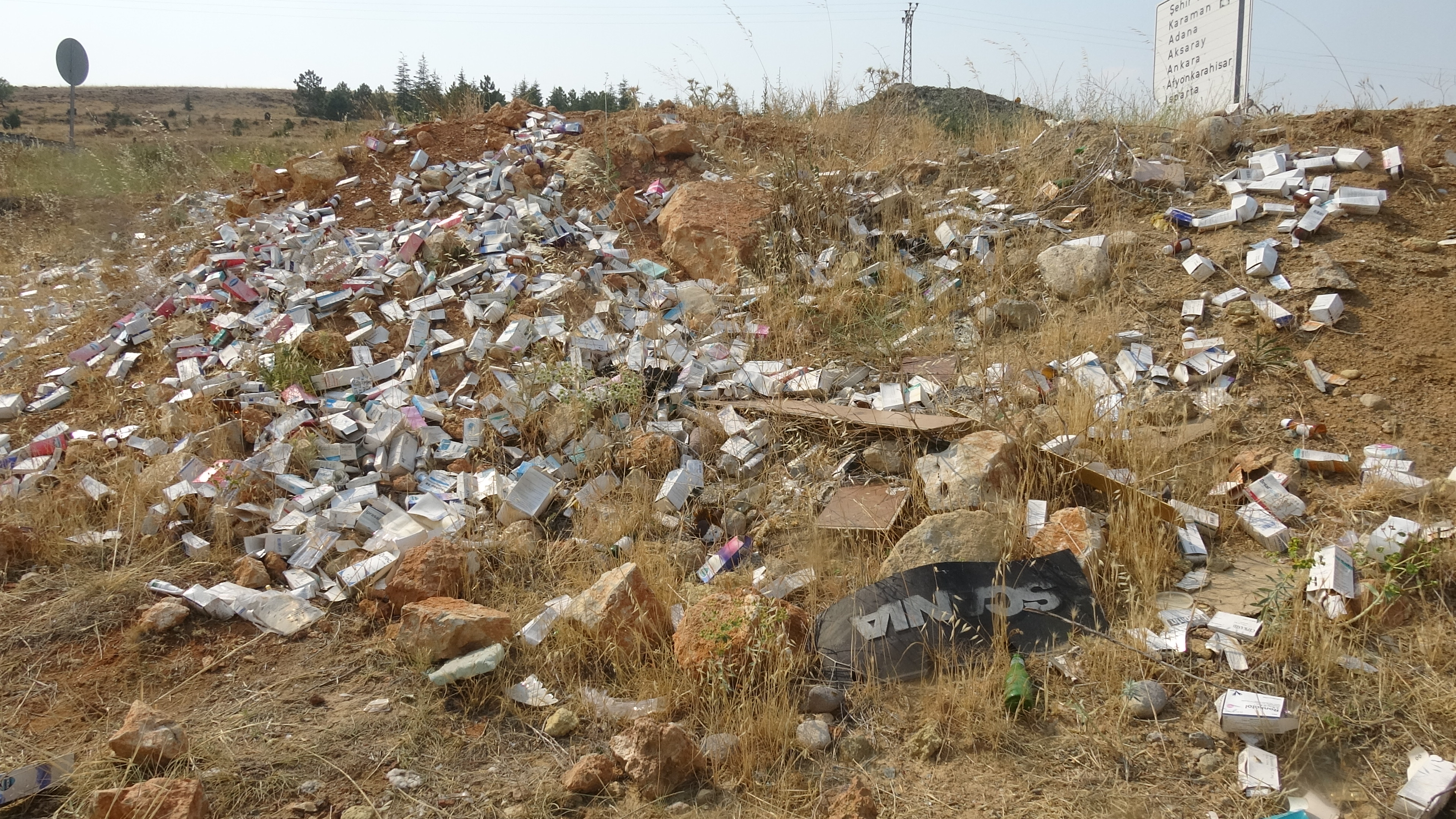 Konya-Seydişehir Yolunda Şok Edici Manzara: Kutular Dolusu İlaç Doğaya Atılmış Halde Bulundu - Görsel 3
