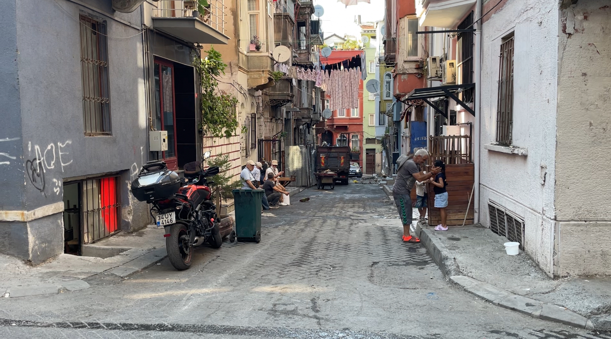 İstanbul - Beyoğlu'nda seyyar satıcı yer kavgasında dövülerek öldürüldü - Görsel 2