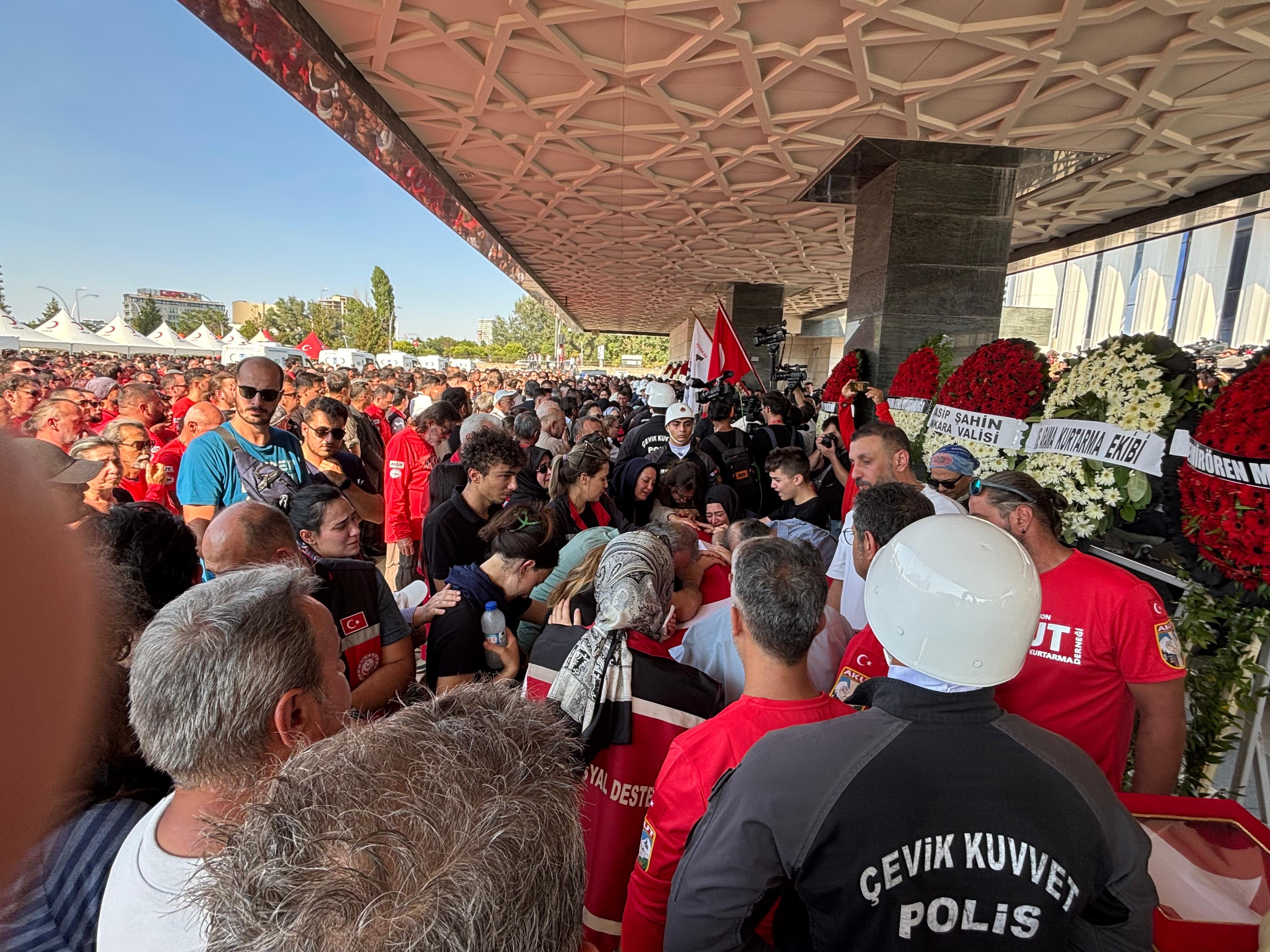 Şehit AKUT gönüllüleri son yolculuğuna uğurlandı - Görsel 8