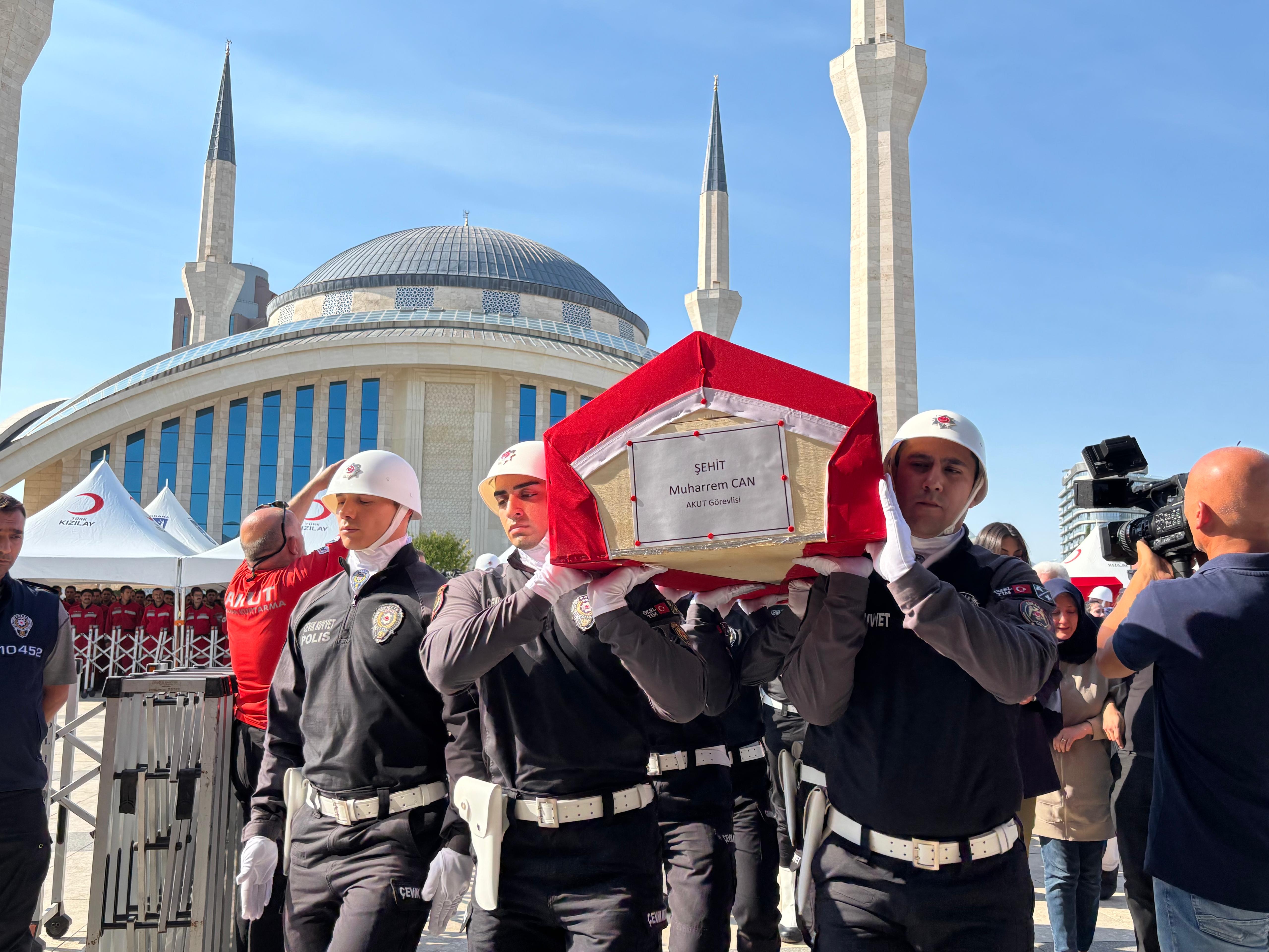 Şehit AKUT gönüllüleri son yolculuğuna uğurlandı - Görsel 9