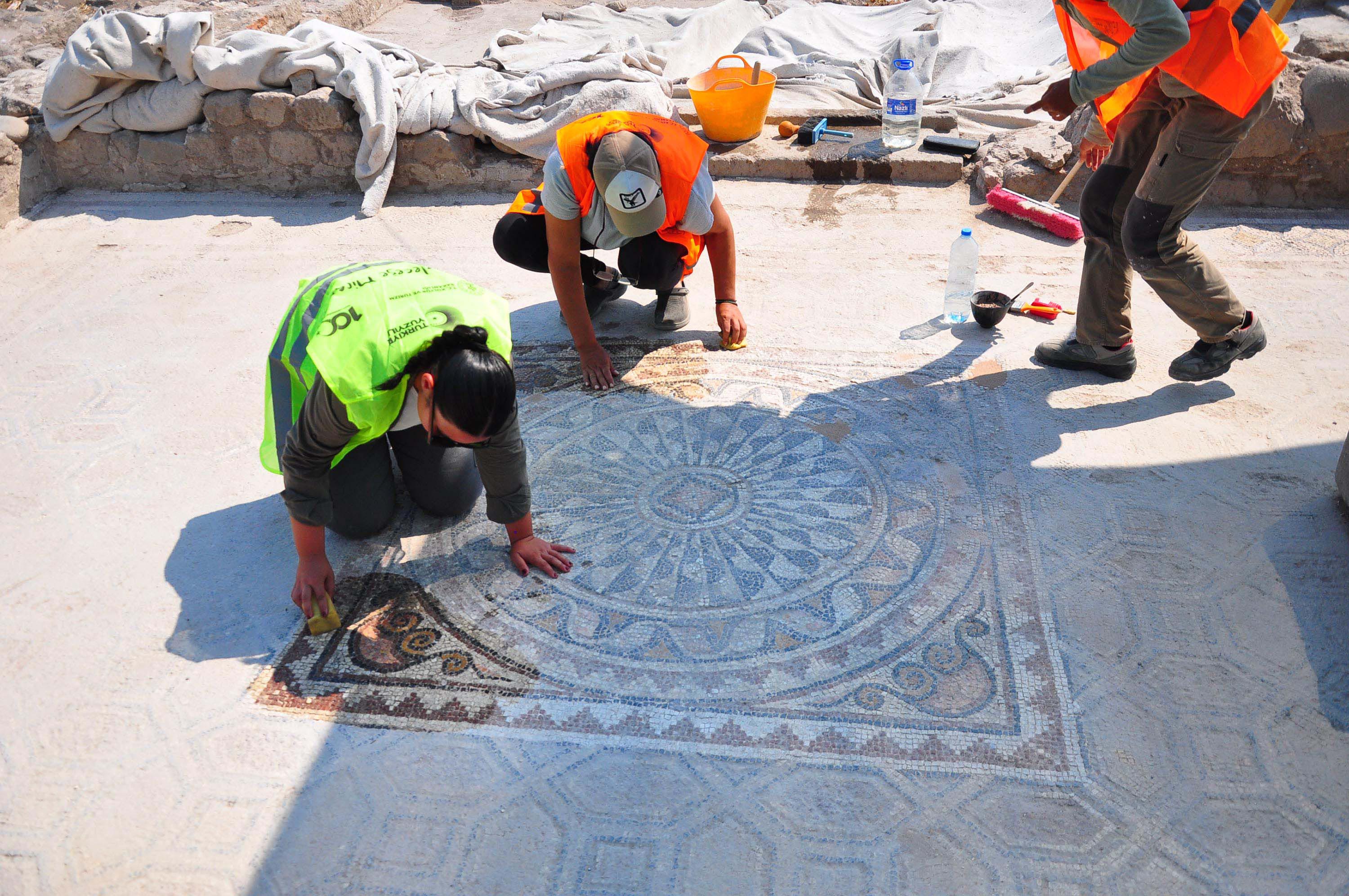 Pergamon'daki 'Mozaikli Ev'de 1400 yıllık bronz kazan bulundu - Görsel 2