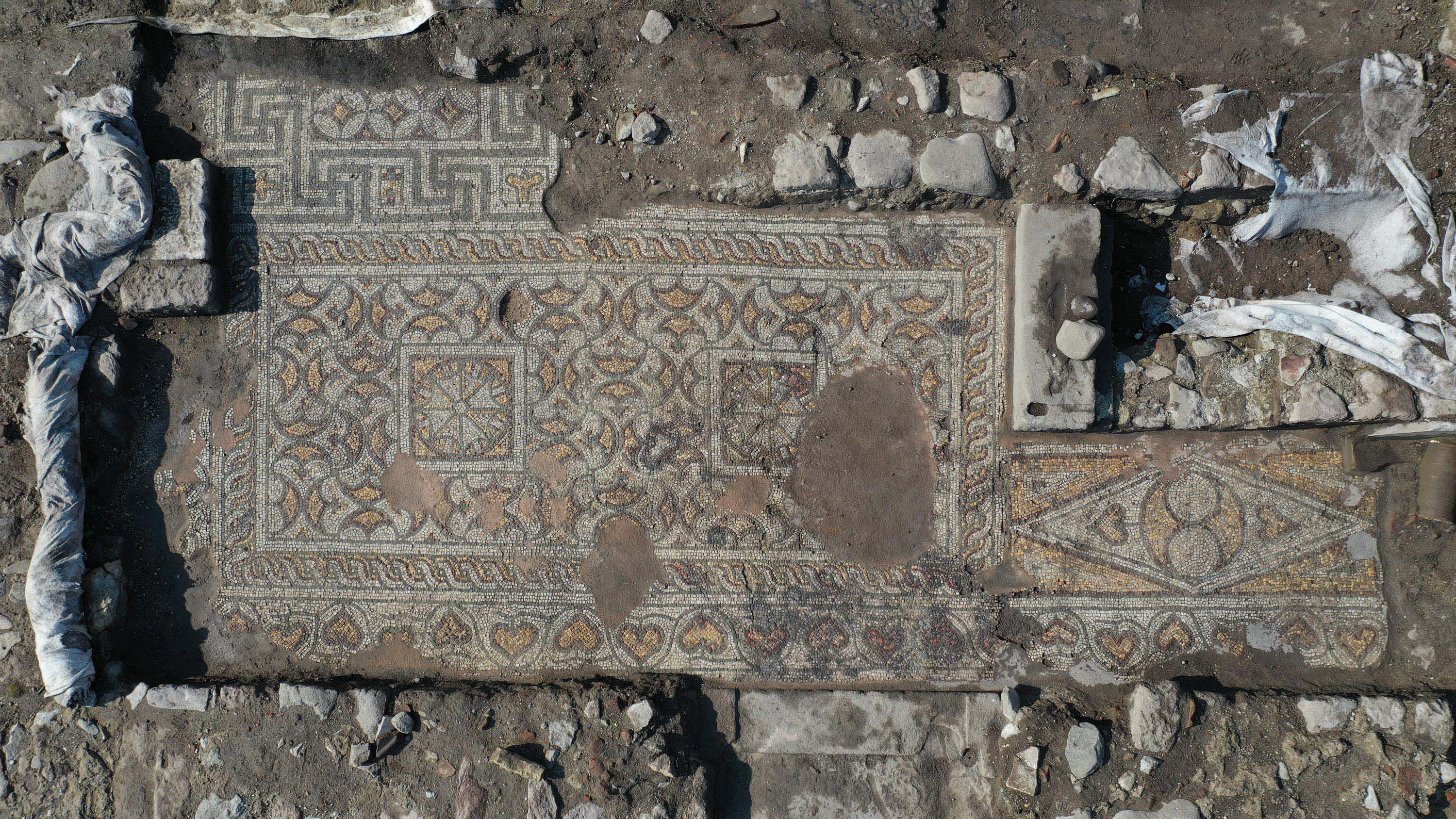 Pergamon'daki 'Mozaikli Ev'de 1400 yıllık bronz kazan bulundu - Görsel 3