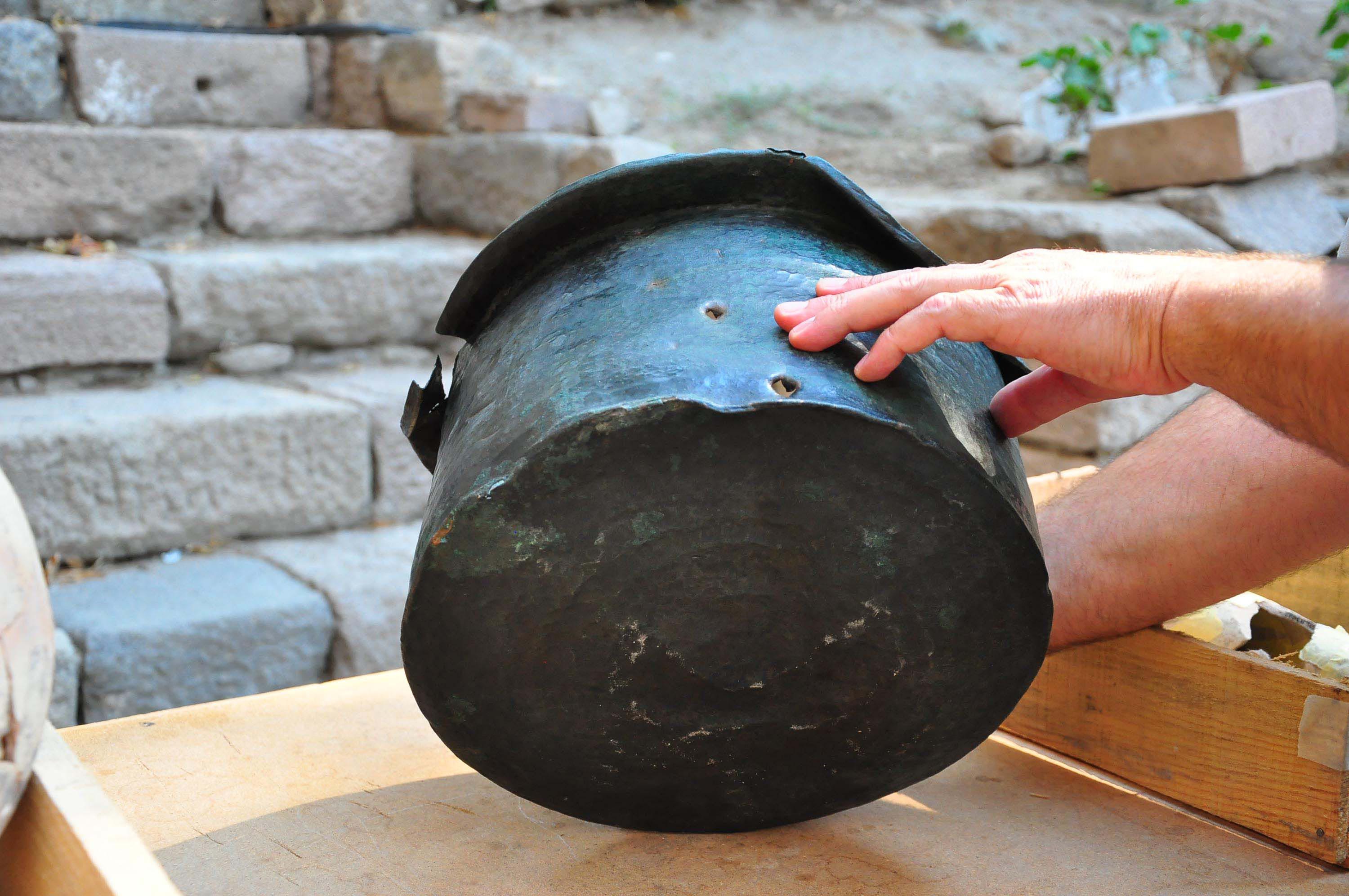 Pergamon'daki 'Mozaikli Ev'de 1400 yıllık bronz kazan bulundu - Görsel 7