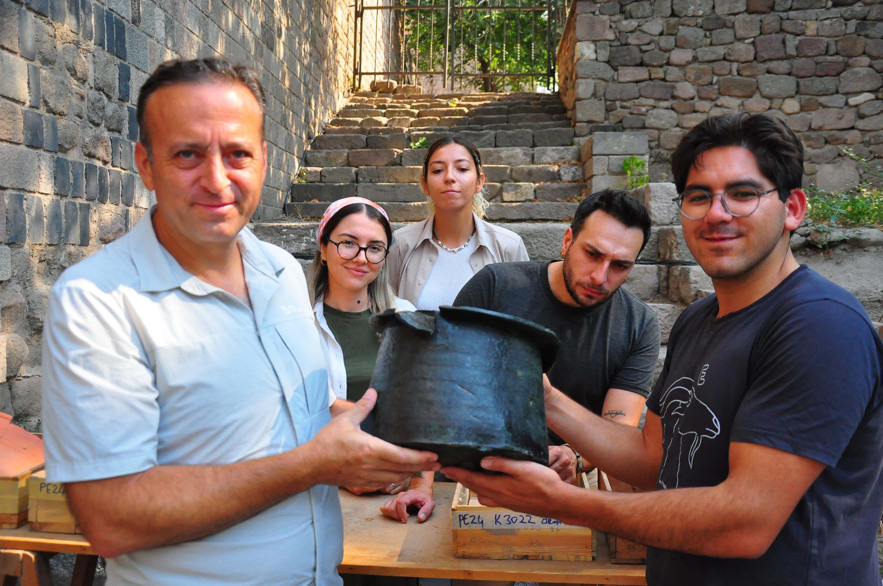 Pergamon'daki 'Mozaikli Ev'de 1400 yıllık bronz kazan bulundu - Görsel 8