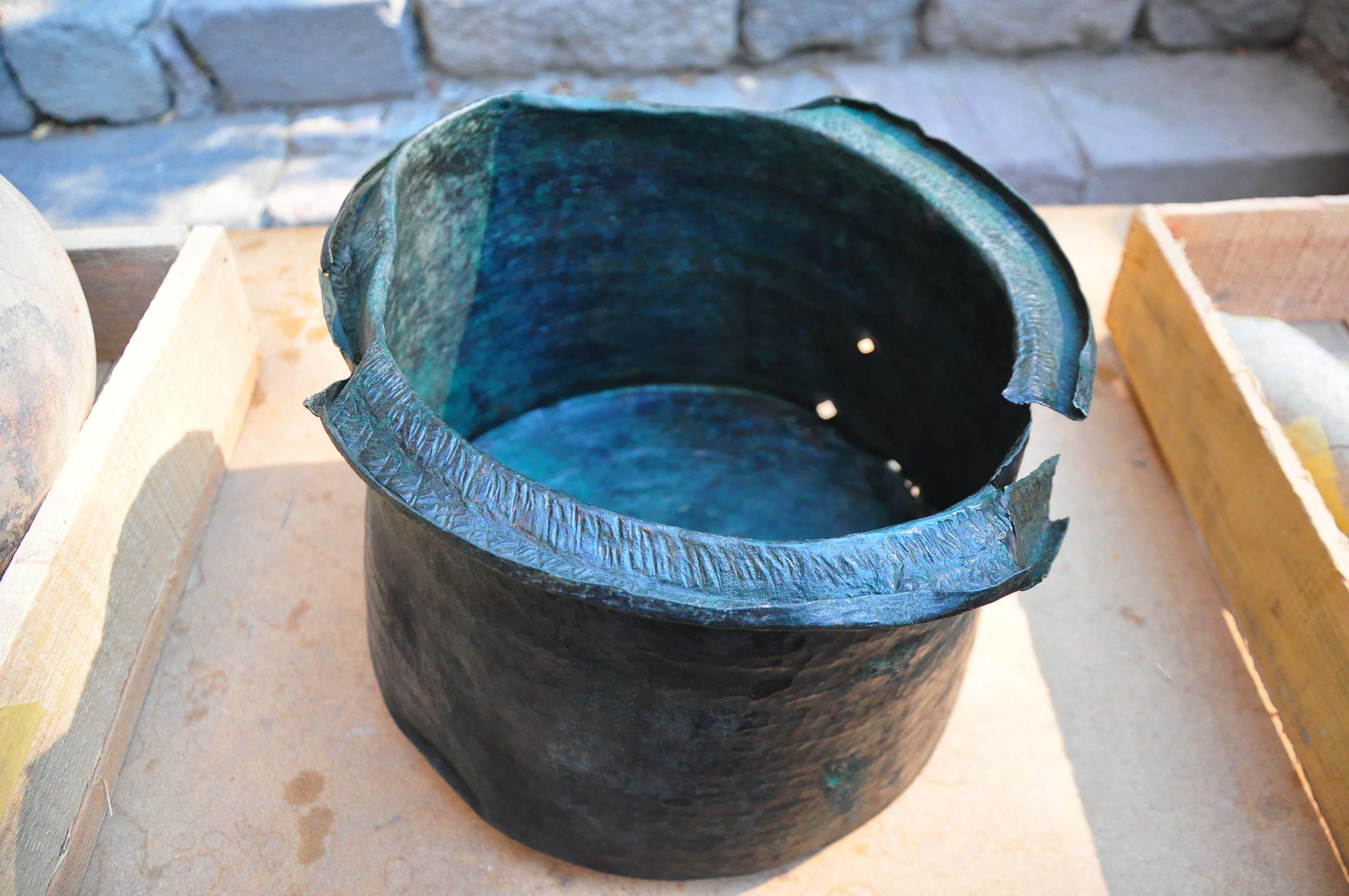 Pergamon'daki 'Mozaikli Ev'de 1400 yıllık bronz kazan bulundu - Görsel 9