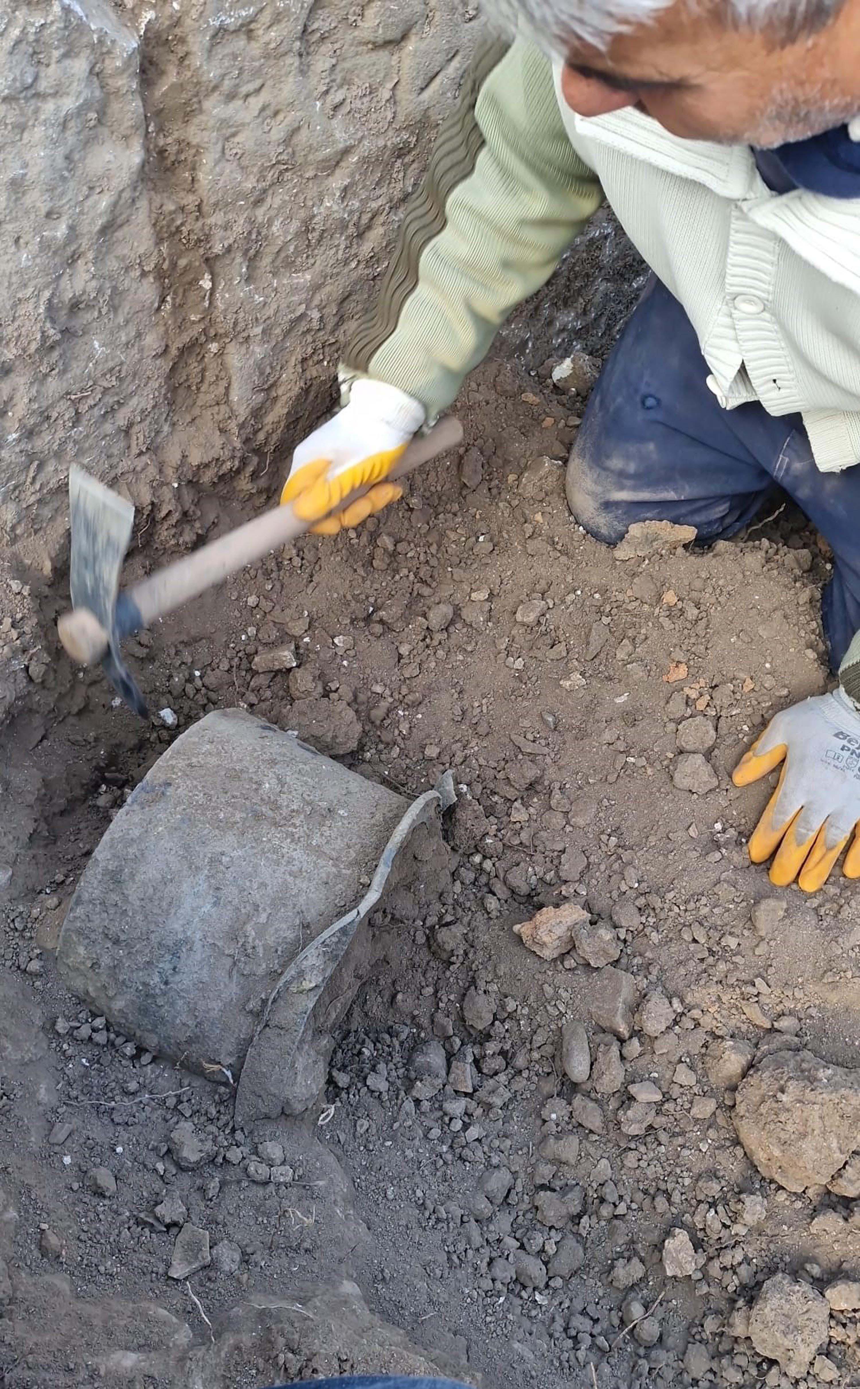 Pergamon'daki 'Mozaikli Ev'de 1400 yıllık bronz kazan bulundu - Görsel 10