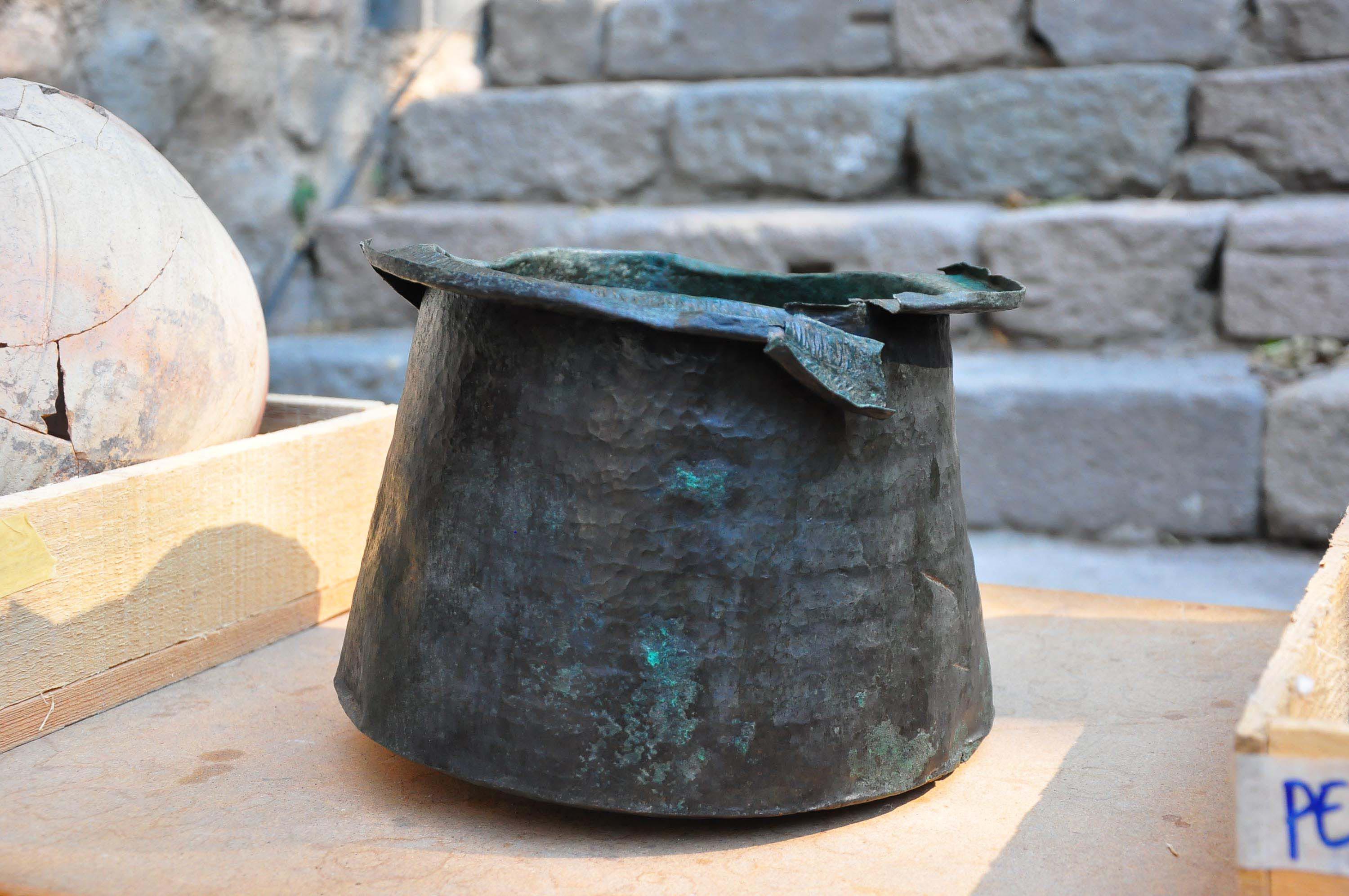 Pergamon'daki 'Mozaikli Ev'de 1400 yıllık bronz kazan bulundu - Görsel 11