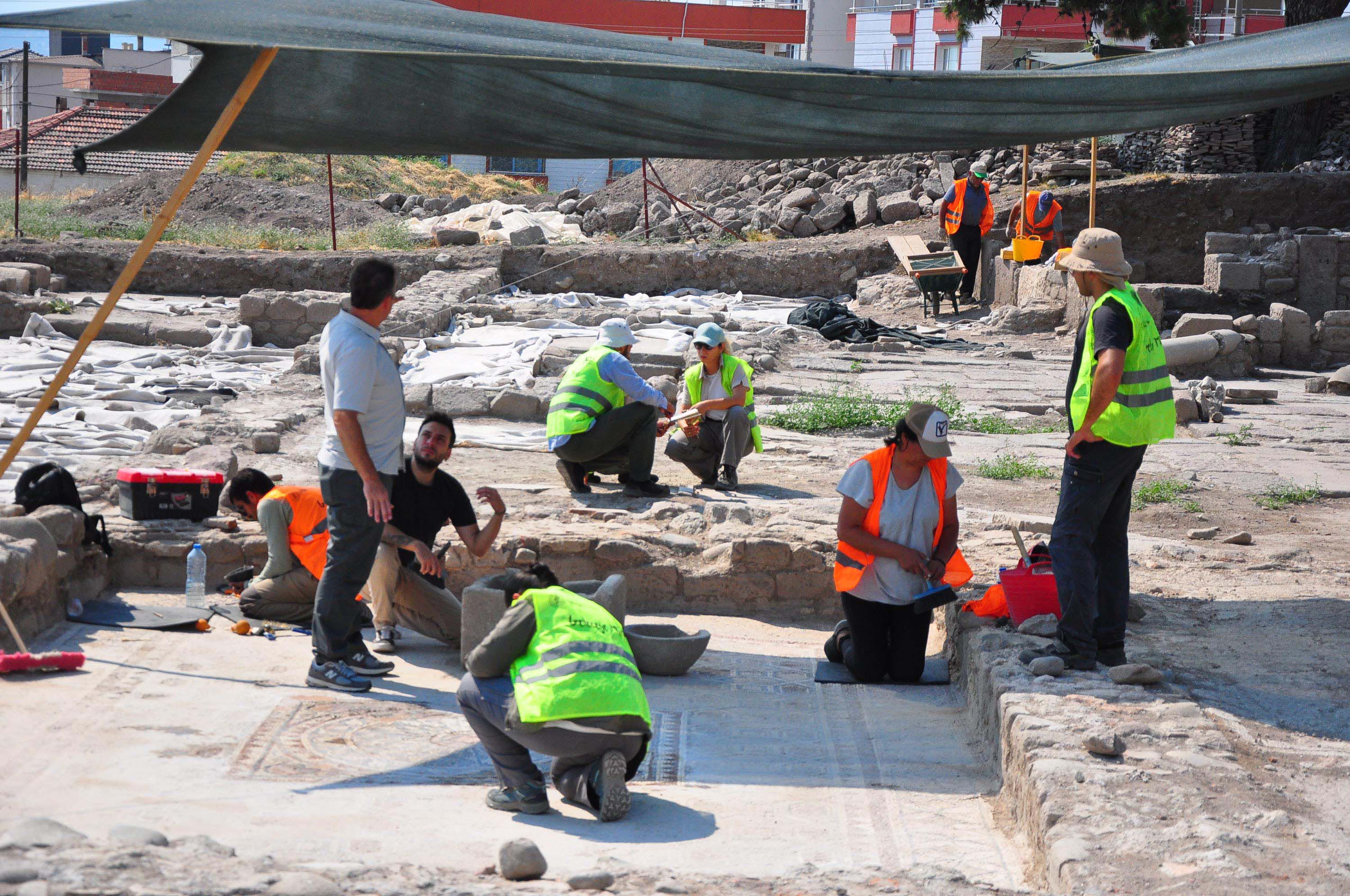 Pergamon'daki 'Mozaikli Ev'de 1400 yıllık bronz kazan bulundu - Görsel 12