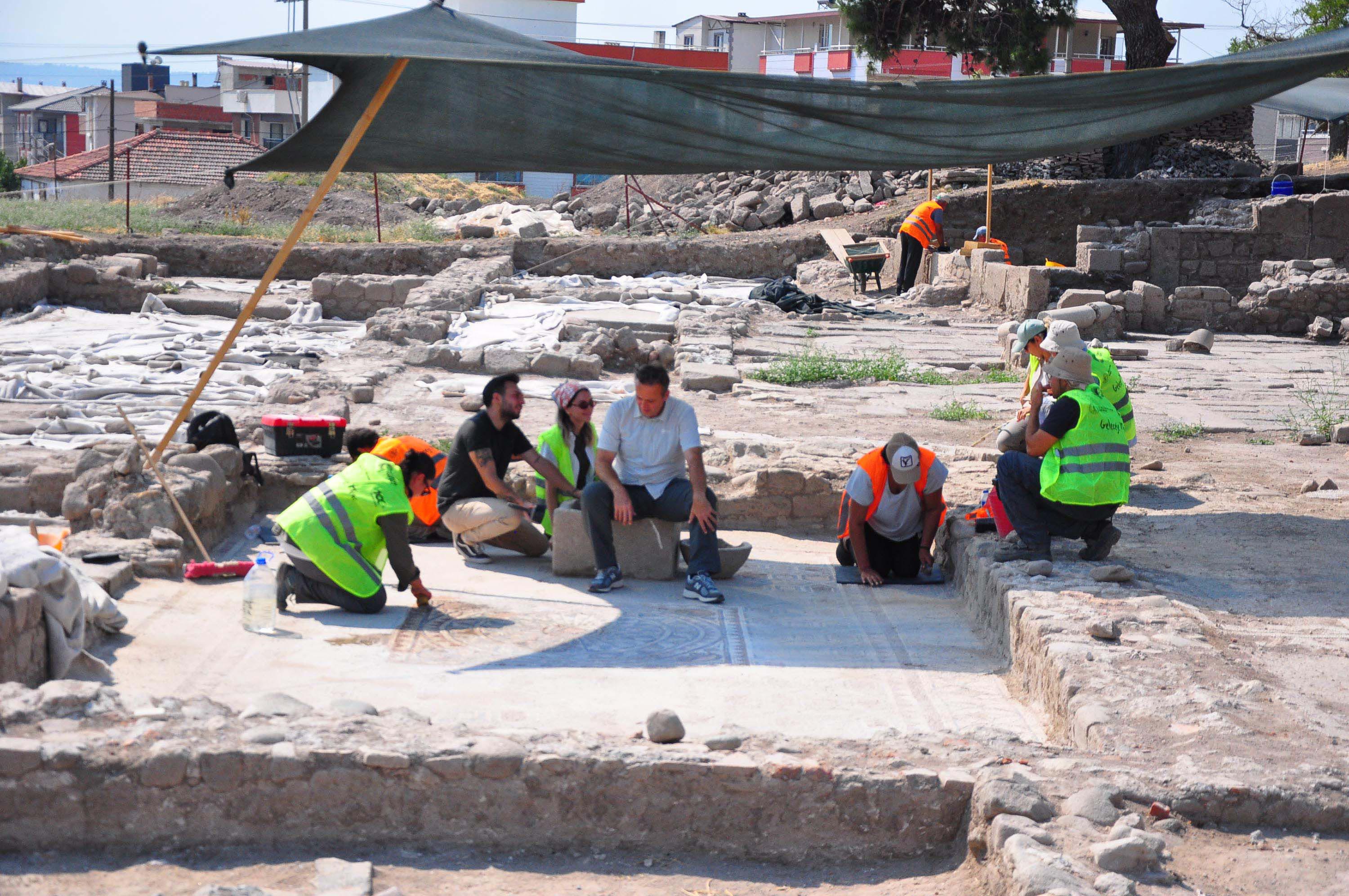 Pergamon'daki 'Mozaikli Ev'de 1400 yıllık bronz kazan bulundu - Görsel 14