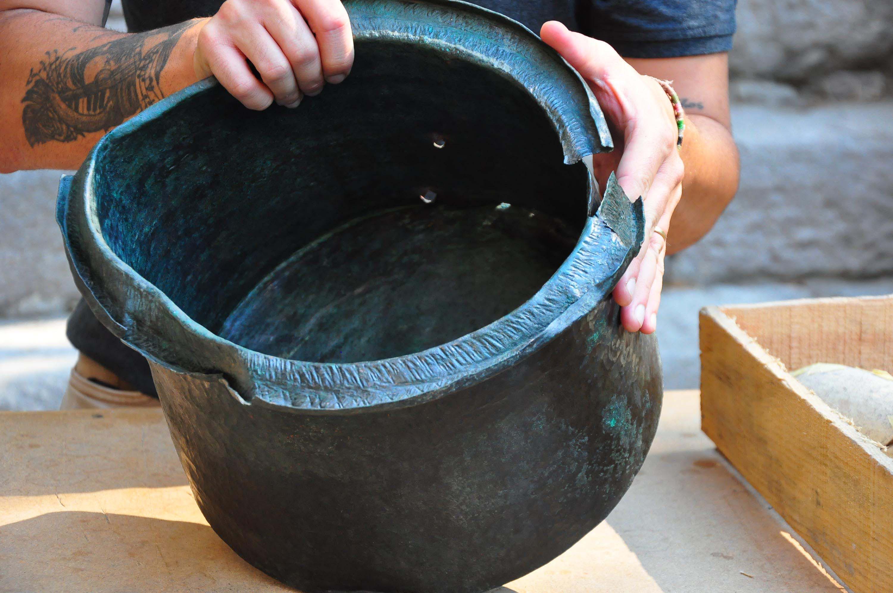 Pergamon'daki 'Mozaikli Ev'de 1400 yıllık bronz kazan bulundu - Görsel 15