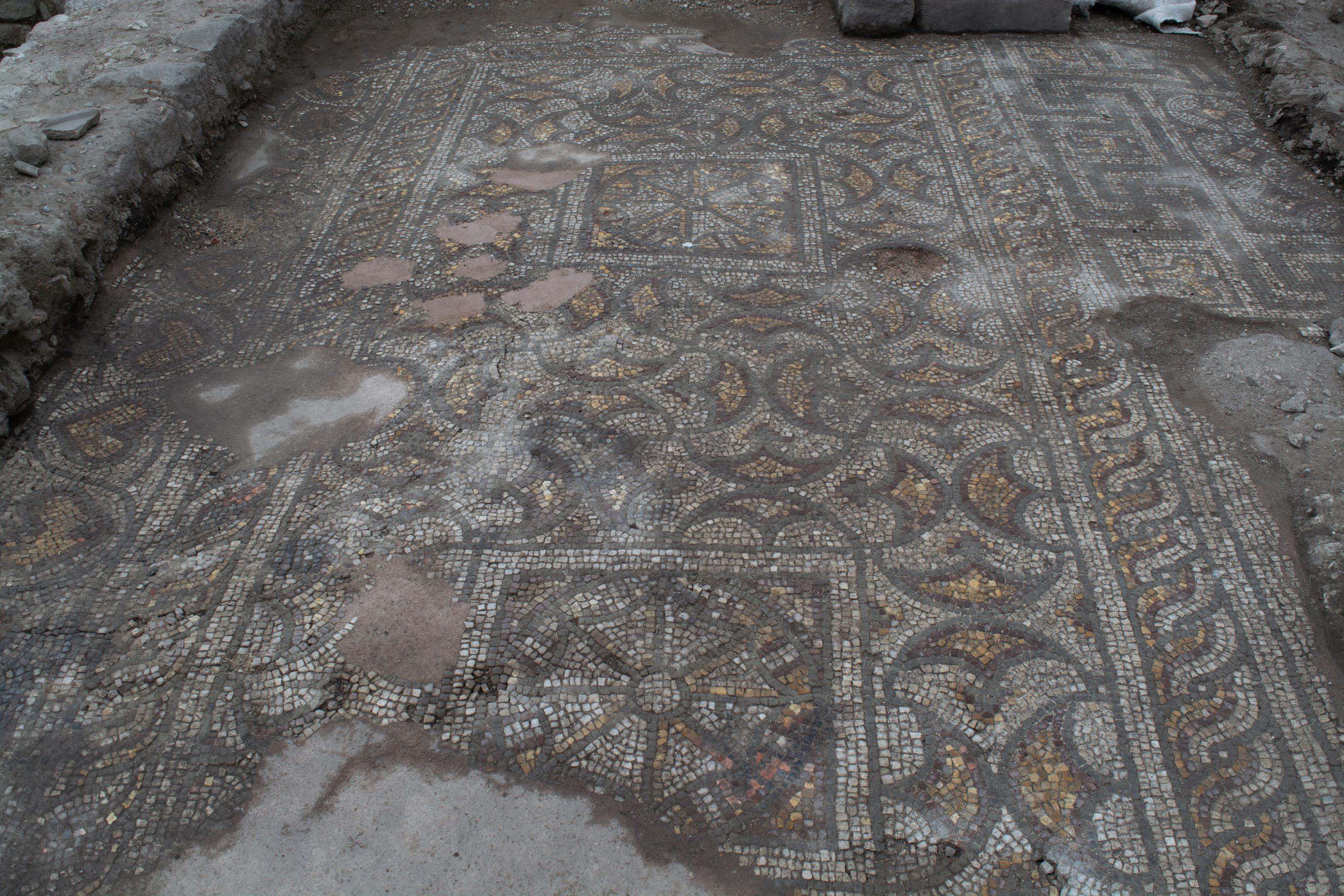 Pergamon'daki 'Mozaikli Ev'de 1400 yıllık bronz kazan bulundu - Görsel 19