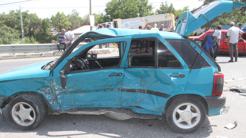 Beyşehir -Seydişehir Karayolunda iki otomobilin çarpışması sonucu 4 kişi yaralandı - Görsel 1