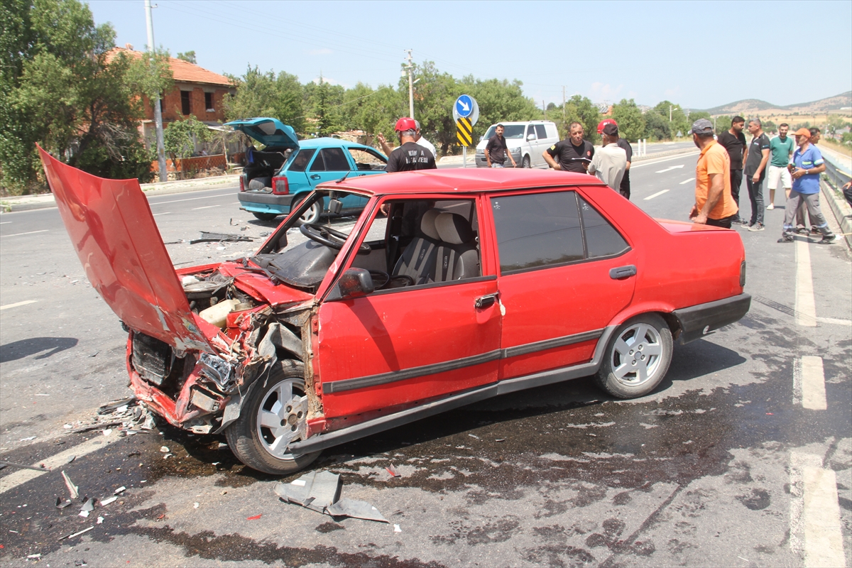 Beyşehir -Seydişehir Karayolunda iki otomobilin çarpışması sonucu 4 kişi yaralandı - Görsel 2