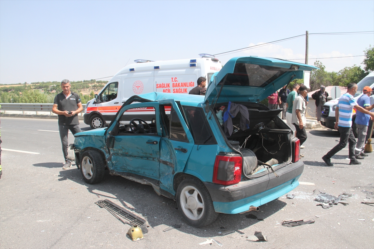 Beyşehir -Seydişehir Karayolunda iki otomobilin çarpışması sonucu 4 kişi yaralandı - Görsel 3